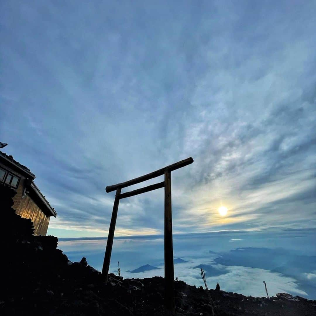 小出翔太のインスタグラム：「富士山✖︎登頂✖︎日本一  登るべき山  楽しいから笑うのではなく、笑うから楽しいのだ  キツくても笑ってれば楽しくなる♪  #富士山✖︎日本一の山#富士山頂#japan#登山#鳥居#富士山からの夜景#仲間と登山#チームワーク#助け合い#全員で達成#山頂#得れる物がある山#山#日本一#景色#夜景#御来光#愛知#名古屋#静岡#山梨#登頂#雲海#Bigmountain#mountain#登って良かった#仲間意識#自分の事より誰かの為に動ける人に#結束力#自分より仲間」