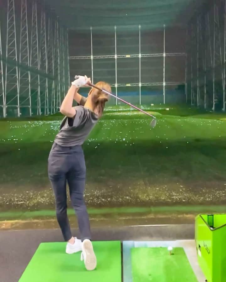 紺野ゆりのインスタグラム：「少し前の練習🏌️‍♀️  自分の中ですごくうまく打てたアイアン。 ずっとうまく打てるイメージ持てなかったのに、少し間隔掴めた気がして嬉しい😆 最後ゆるやかにドローするのが好き✨(いつも右に抜けるので)  ゴルフってすぐ崩れますよね。 どうかしばらくこの感じでお願いします🤲 明日はYouTube撮影なのでうまく打てますよーーーに✨✨  🏌️‍♀️: @callawaygolf_japan   #yurigolf🦋 #golf#golfswing#ゴルフ#ゴルフ女子 #ゴルフスイング#ゴルフ練習#골프#골프스윙#골프여자#골프사랑」
