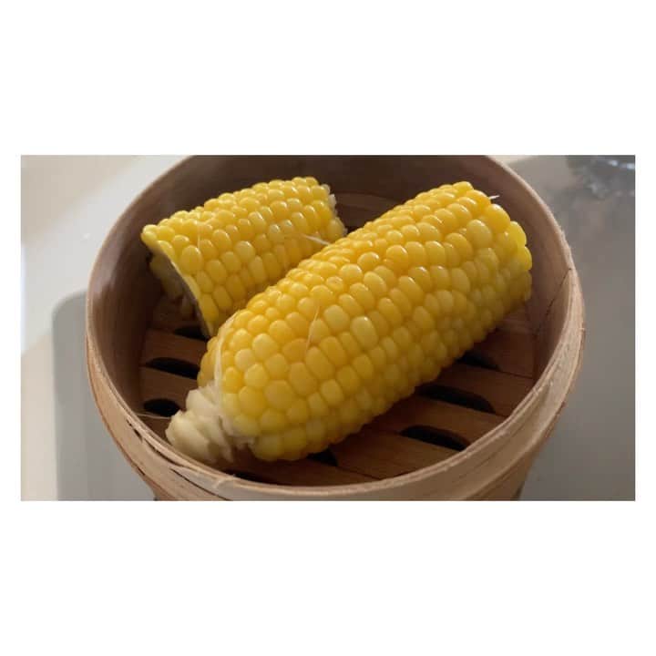宇藤えみのインスタグラム：「夏いろ🌽 届いてすぐ半分は少しだけ蒸してかぶりついて 半分はとうもろこしごはんにしていただきましたっ！！ あんま〜いっ！！ 🌽🌽🌽🌽 @nomurasayaka__nomura_farm__  #暮らし#夏いろ」