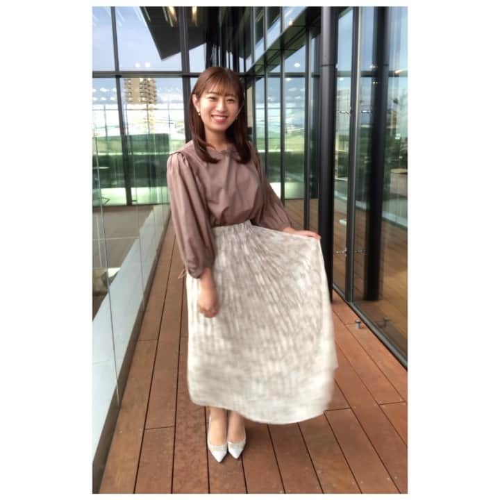 のインスタグラム：「👗 . 《Wed》 tops&skirt: @yeccavecca.okayama  . きょうも動画にしてみました🙋‍♀️ 撮影者はきのうに引き続き 中濱さん(@ayana_nakahama )でした💕 . あすもお昼のニュース読みます🎤 . #衣装 #アナウンサー #コーデ #全身コーデ #ootd #yeccavecca」