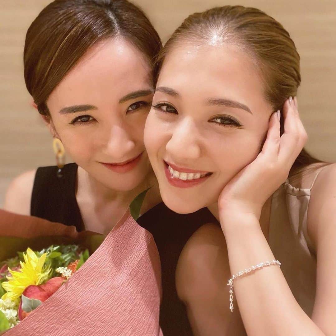 秋定麻紀子のインスタグラム：「ブレスレット欲しいなんて全く知らなかった。  「アクセ好きなはずなのに、ブレスレットはしてないな」 と、ふと思い出して。  色々見てたけど 一瞬で切り替わりTiffanyへ。  似合うモノは確信していた。 もちろんそれは私の勝手なインスピレーションだけど。  プレゼントを開けた時の顔は たまらなく可愛いよね。  ほんと彼氏かよ（笑）  happy birthday  you&me  こちらこそいつもありがとう。  笑っていた数十秒後にいきなり泣いたり。 それは違うと指摘してくれたり。  導きを感謝しています。  #repost @ayumiuehara ・・・ 🦀❤️🍣  一番最初にお祝いしお祝いしてくれたのはバースデーガール同士😄 一足早く、3日ちがいのお誕生日を2人でお祝いしました  長く知っている存在ですが 知れば知るほど不思議な縁で 考え方や行動が真逆で、想いの在り処は似ているような 変わりものでとても頼りになる友人です👩🏼‍🤝‍👩🏻  数ヶ月前から素敵なブレスレットないかな〜と探していたのだけど さらっと差し出されたプレゼント🎁 中身はブレスレットでした。 えっ？？私探してるって言ってた？ こういうところがあるんだよね  女性にしておくにはとても勿体ない逸材ですがとっても可愛いらしい一面もあったりと、人生を豊かにしてくれる友に感謝です  いつもありがとう〜〜〜  美味しいもの食べて、笑って、ホロリして、また笑う  食べて笑って恋をして、って映画🎞観たくなってきた ジュリアロバーツがとっても可愛いの❤︎  30代最後の歳 ステキな助走で始まりました🏃‍♀️🧡  ___________________________  #love #loveislove #life #friend #bd #bdg #cancer #thankyou  #愛実りある年にしようね」