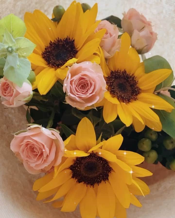 RIKAのインスタグラム：「🌻🎀💐」