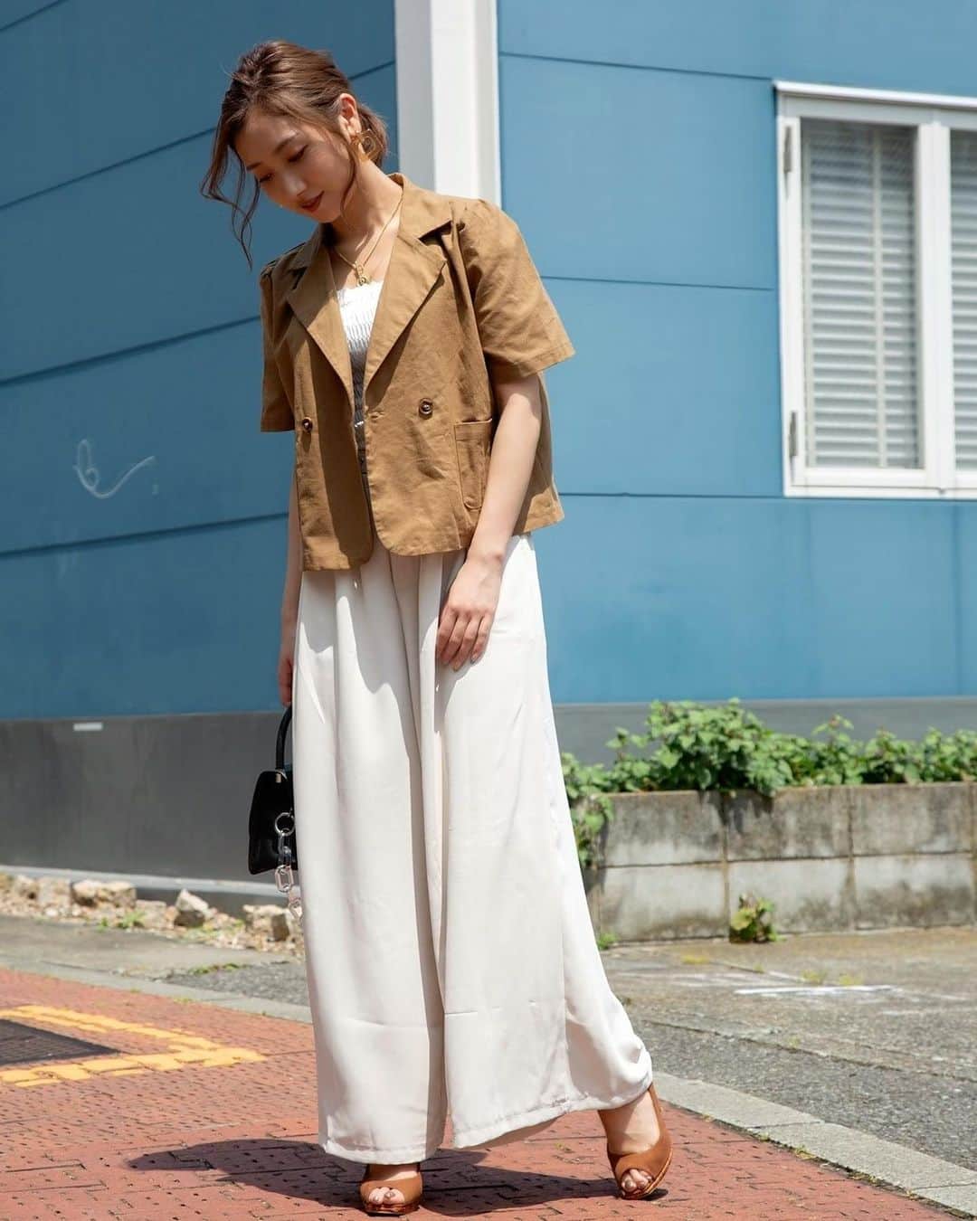 加美杏奈さんのインスタグラム写真 - (加美杏奈Instagram)「・ ジャケットもパンツも軽くて 着心地抜群👗✨  詳しくは @rr.tokyo をチェック✔ #rrtokyo#fashion#casual#businesslike#cool#ootd」7月14日 20時29分 - anna.kami3
