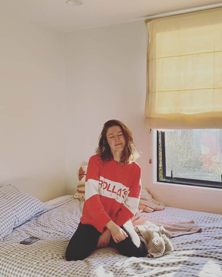 ヘイリー・ウェステンラのインスタグラム：「Sis always capturing the behind the scenes and telling me to put it on my gram. Hi this is me most days. Love u @sophielarelle ❤️ Thank u @mileycyrus I also love u 🖤」
