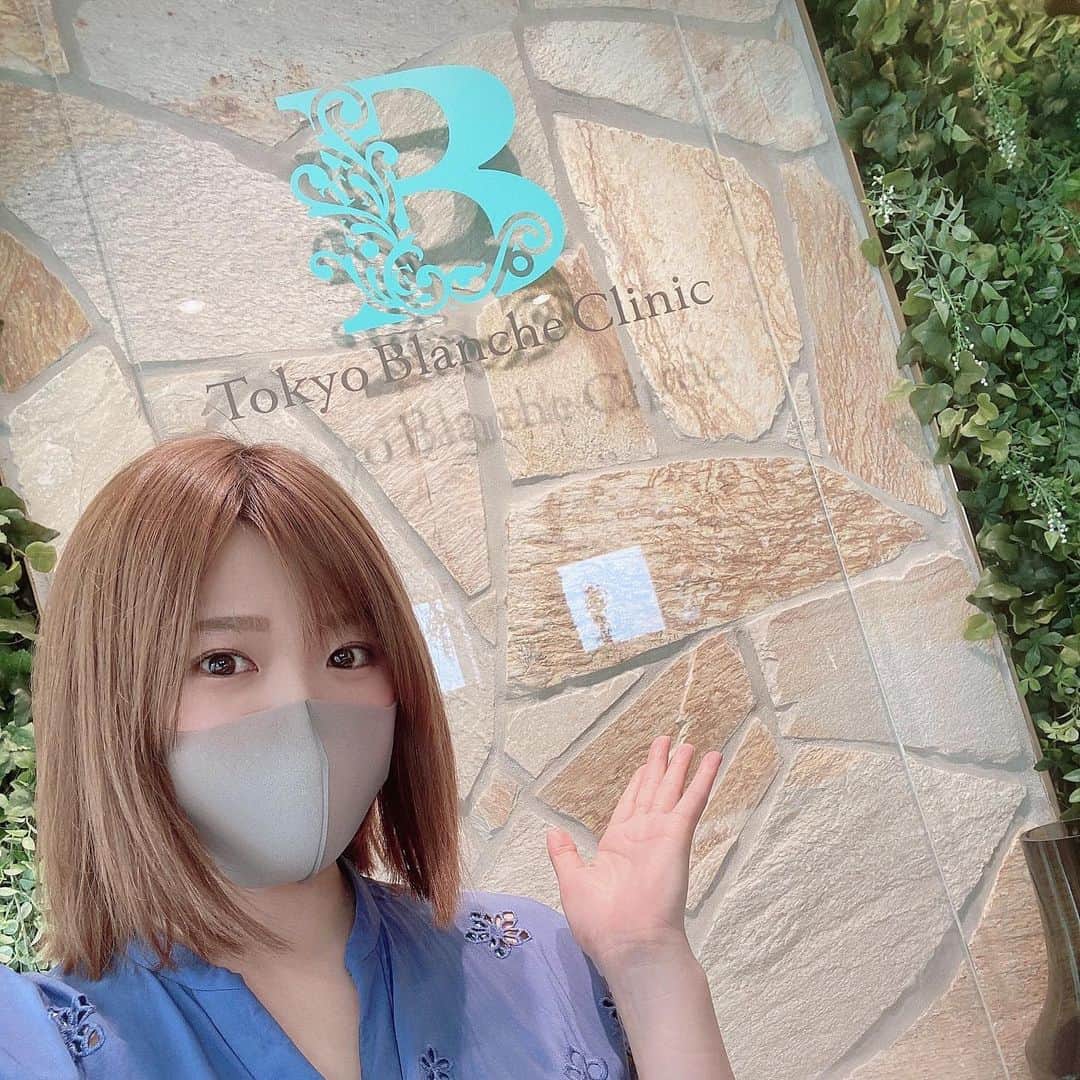 のインスタグラム：「肌治療でクリニックを迷ってた時に、お友達に東京ブランシェクリニックさんを紹介してもらったので行ってきました☺️✨  受付も待合もすごく綺麗でかわいいし、パウダールームも区切られてて使いやすかったです😌💓  施術前に機械をつかって肌の 写真を撮ったのですが... シミと...毛穴が...😭 パーセンテージがしっかり出るので、 この数字が良くなるようにしていきたいです！！  肌治療って時間もかかるし、 痛かったりもするけど、先生も スタッフの方も凄く優しくて丁寧だったので頑張れそうです💓  肌が綺麗になったらVRももっと 自信持ってできそうです！！ 　  📍東京都港区麻布十番1-5-18カートブラン麻布十番 7階  #東京ブランシェクリニック #麻布十番#美容皮膚科#美容外科#美肌ケア#ピコトーニング#レーザー治療#毛穴ケア#シミ#シミ取り #肌治療#美容クリニック#東京#美容好きな人と繋がりたい」