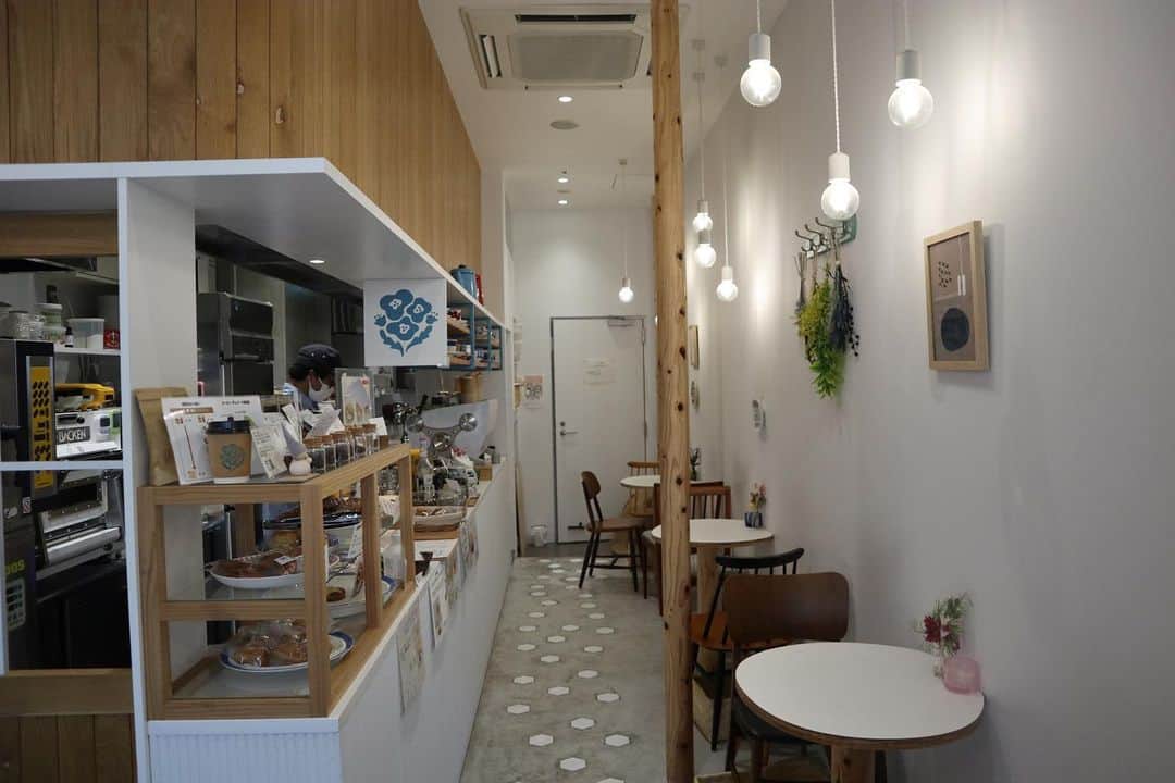 石井輝明さんのインスタグラム写真 - (石井輝明Instagram)「大井町。 今日は大宮ありがとうございました。 配信がないならではのライブで楽しかったです。 大盛り上がりだったので、またある時はもっとたくさんの方に観てほしいですね。  #floracoffee #cafe #coffee #カフェ #喫茶店 #東京カフェ #大井町カフェ #カフェ芸人 #明日はひくねと #迷惑かけられてます #芸人初の迷惑系youtuber #それがひくねと #明日も迷惑かけられると思います #刮目していただけたら」7月14日 20時58分 - comandanteishii