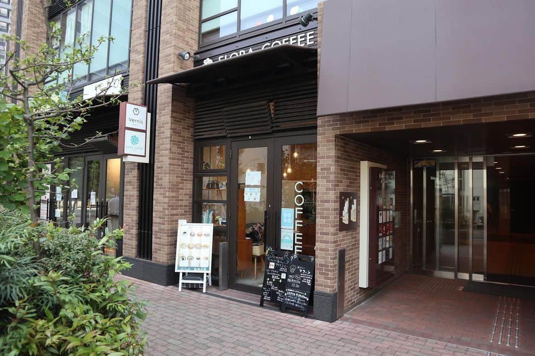 石井輝明さんのインスタグラム写真 - (石井輝明Instagram)「大井町。 今日は大宮ありがとうございました。 配信がないならではのライブで楽しかったです。 大盛り上がりだったので、またある時はもっとたくさんの方に観てほしいですね。  #floracoffee #cafe #coffee #カフェ #喫茶店 #東京カフェ #大井町カフェ #カフェ芸人 #明日はひくねと #迷惑かけられてます #芸人初の迷惑系youtuber #それがひくねと #明日も迷惑かけられると思います #刮目していただけたら」7月14日 20時58分 - comandanteishii
