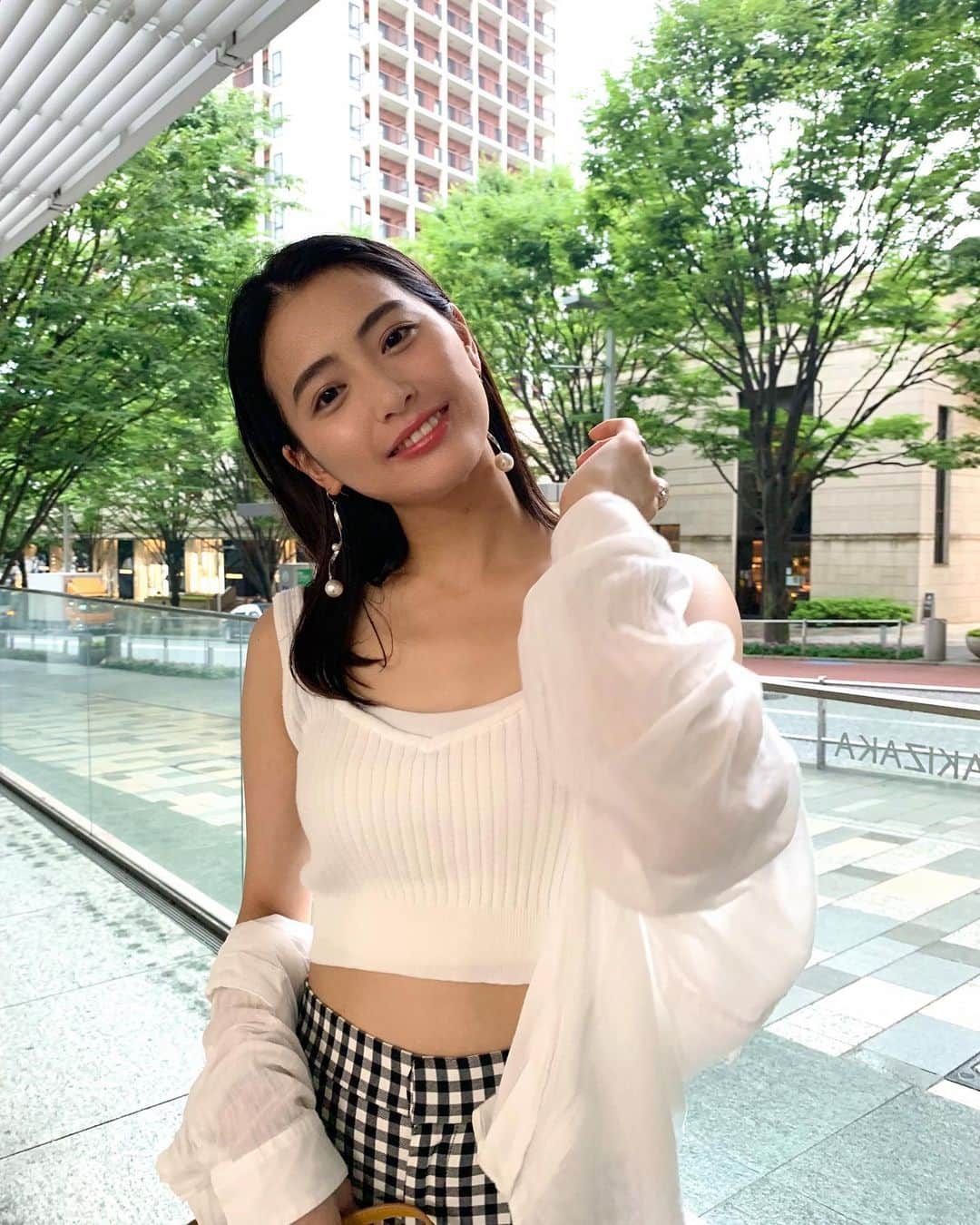 のインスタグラム：「珍しい感じですね🤔✨. . . . #me #i #セミロング #セミロングヘア #ナチュラルメイク #センター分け #laguagem #rienda #zara #ザラ #ザラジョ #パール #パールピアス」