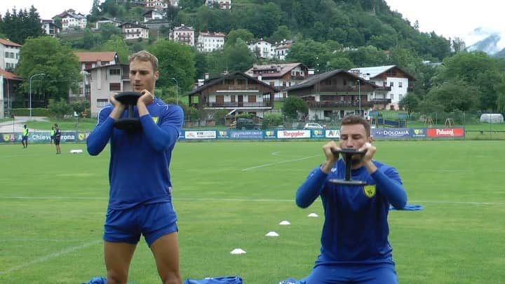 ACキエーヴォ・ヴェローナのインスタグラム：「🏋🏻‍♂️🌪🏋️In pista con @francescomargiotta19 e @manuel_deluca19 per un giro veloce sul circuito di forza di #Sottocastello🟡🔵 #ChievoVerona #Chievo #Pieve2021 #football #fast #lap #training #toofast #forza」