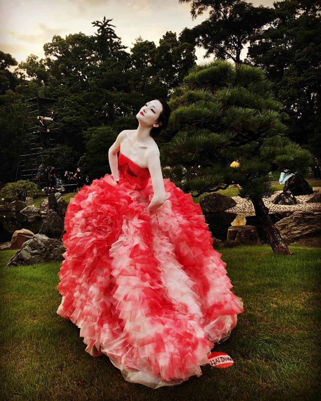 冨永愛さんのインスタグラム写真 - (冨永愛Instagram)「⁡ ⁡ @tomokoizumi 2022 collection  at Nijo castle in Kyoto ⁡ 京都の二条城でトモコイズミのコレクションが発表されました ⁡ The runway held at beautiful garden of Japanese castle at night  It was a mystical collection  Thank you for having me❤︎ ⁡ @yusukesaeki @yuka_washizu @kenshinasano @instauka  ⁡ #歌舞伎の白塗りだよ ⁡」7月14日 21時27分 - ai_tominaga_official