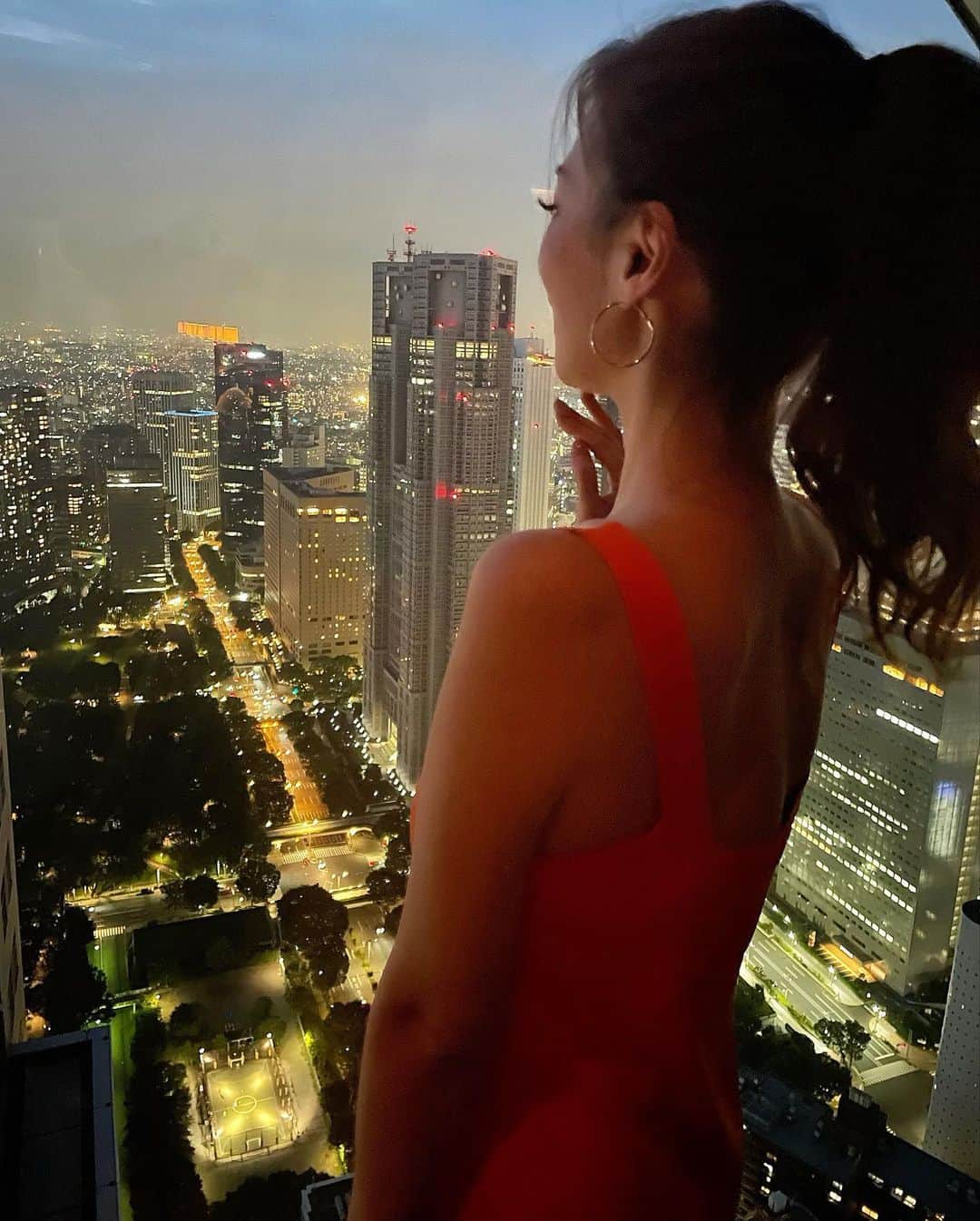 長谷川唯のインスタグラム：「・ ・ 東京をこうしてみるとすごく大きいんだなーって🗼✨夜景をボーっと見るのが大好き🤍連れてってくれてありがとう😘  ・ ・ #tokyo #東京 #夜景 #happy #love #幸せ #smile #dinner #dinnertime」