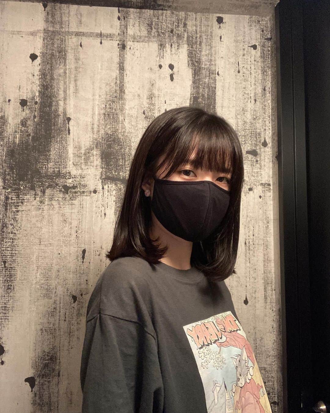Leeのインスタグラム：「黒に近い色かな…？ 落ち着きました☺️もう少し伸ばしてみようかなと思っています。  少し前の投稿と同じTシャツですね😖笑  #黒髪 #黒髪ミディアム #暗髪 #暗髪ミディアム #トムとジェリー #トムとジェリー大好き」