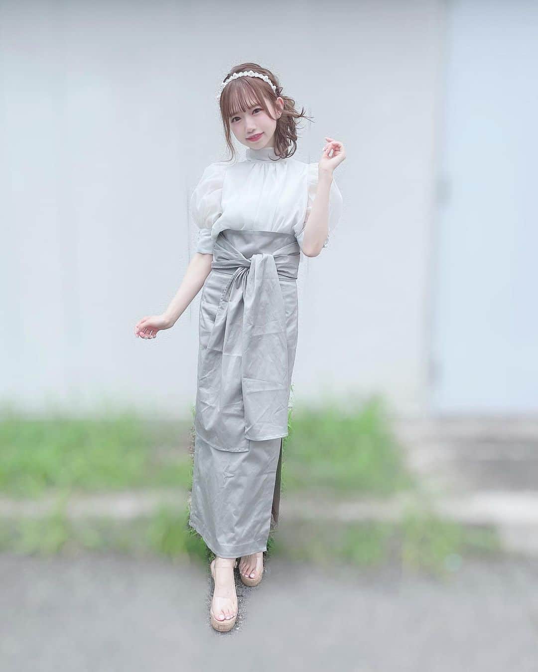 畑美紗起のインスタグラム：「グリーンのワントーンコーデだよ💚✨  ブラウスのグリーンと透け感が合わさって 上品すぎて泣けるくらいにかわいいです（；；）💕💕  スカートはハイウエストのタイトで大人っぽくて好き🙆🏻‍♀️ 脚長く見せてくれるしスリット入ってるのもかわいい… 白Tシャツ合わせもしたいな〜🤍  ブラウス、スカート🏷 @snidel_official  カチューシャ🏷 @furfur_official   #ラスアイ #ラストアイドル #畑美紗起 #ラストアイドル2期生 #ファッション #ファッションコーデ  #ブラウスコーデ #スカートコーデ #カチューシャ #カチューシャアレンジ #私服 #私服コーデ #ヘアアレンジ #夏コーデ #グリーンコーデ #snidel #ootd #fashion #fashionstyle #outfit #fashionista #pants #hairstyle #hair #hairstyles #instagood #me」