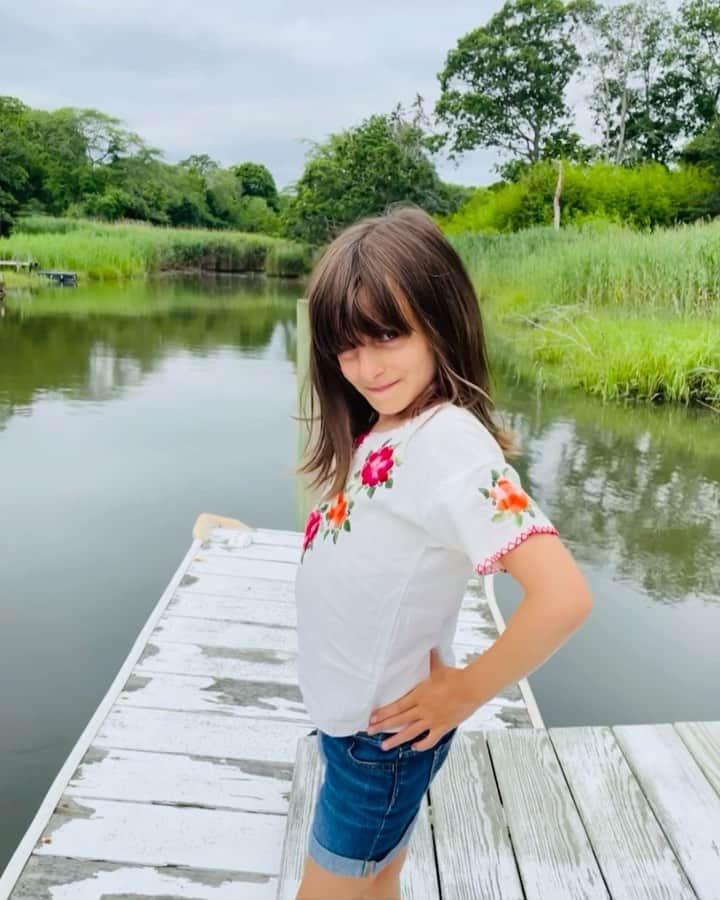 Ilana Wilesのインスタグラム：「Pose for the camera, Harlow! 📸🔥She still brings it like she did when she was little. #poselikeharlow」