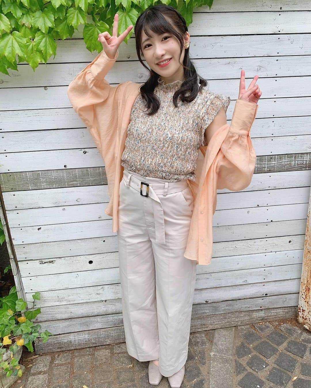 加藤一華さんのインスタグラム写真 - (加藤一華Instagram)「. 珍しめのパンツルック👖💫  私は低身長なのと、体のバランス的に 上半身に目がいくような形や色を持ってきて ボトムスはなるべくシンプルなものを ハイウエストで着るようにしてます！  ☝️どの服着る時も大体これは意識してる。  私みたいに下半身がっしりさんの参考になれば🙇‍♀️  シアーシャツをすとんと落とすのが 今っぽくてお気に入り(ﾟωﾟ)💖  全身 dazzlin 😚🍊🧡  ✨ 衣装提供 dazzlin ✨ 〈 @dazzlin_official 〉  #ootd #dazzlin #fashion #153cmコーデ  #低身長コーデ #夏コーデ #シアーシャツ #ミュークルみっくす #MV #ミュークルドリーミー #いちなる #ダイスキセカイ」7月14日 21時57分 - ichika_kato