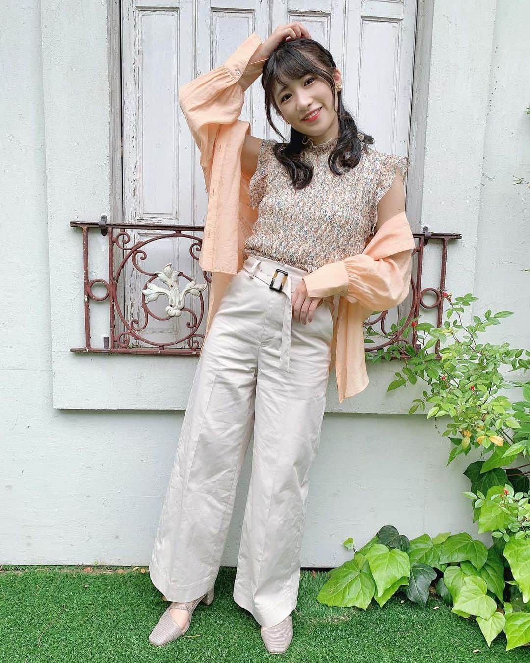 加藤一華さんのインスタグラム写真 - (加藤一華Instagram)「. 珍しめのパンツルック👖💫  私は低身長なのと、体のバランス的に 上半身に目がいくような形や色を持ってきて ボトムスはなるべくシンプルなものを ハイウエストで着るようにしてます！  ☝️どの服着る時も大体これは意識してる。  私みたいに下半身がっしりさんの参考になれば🙇‍♀️  シアーシャツをすとんと落とすのが 今っぽくてお気に入り(ﾟωﾟ)💖  全身 dazzlin 😚🍊🧡  ✨ 衣装提供 dazzlin ✨ 〈 @dazzlin_official 〉  #ootd #dazzlin #fashion #153cmコーデ  #低身長コーデ #夏コーデ #シアーシャツ #ミュークルみっくす #MV #ミュークルドリーミー #いちなる #ダイスキセカイ」7月14日 21時57分 - ichika_kato