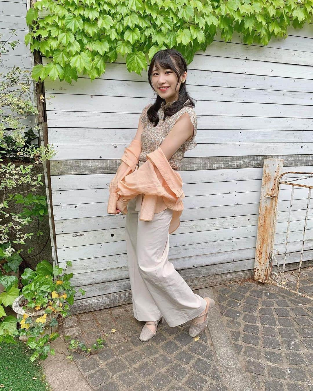 加藤一華さんのインスタグラム写真 - (加藤一華Instagram)「. 珍しめのパンツルック👖💫  私は低身長なのと、体のバランス的に 上半身に目がいくような形や色を持ってきて ボトムスはなるべくシンプルなものを ハイウエストで着るようにしてます！  ☝️どの服着る時も大体これは意識してる。  私みたいに下半身がっしりさんの参考になれば🙇‍♀️  シアーシャツをすとんと落とすのが 今っぽくてお気に入り(ﾟωﾟ)💖  全身 dazzlin 😚🍊🧡  ✨ 衣装提供 dazzlin ✨ 〈 @dazzlin_official 〉  #ootd #dazzlin #fashion #153cmコーデ  #低身長コーデ #夏コーデ #シアーシャツ #ミュークルみっくす #MV #ミュークルドリーミー #いちなる #ダイスキセカイ」7月14日 21時57分 - ichika_kato