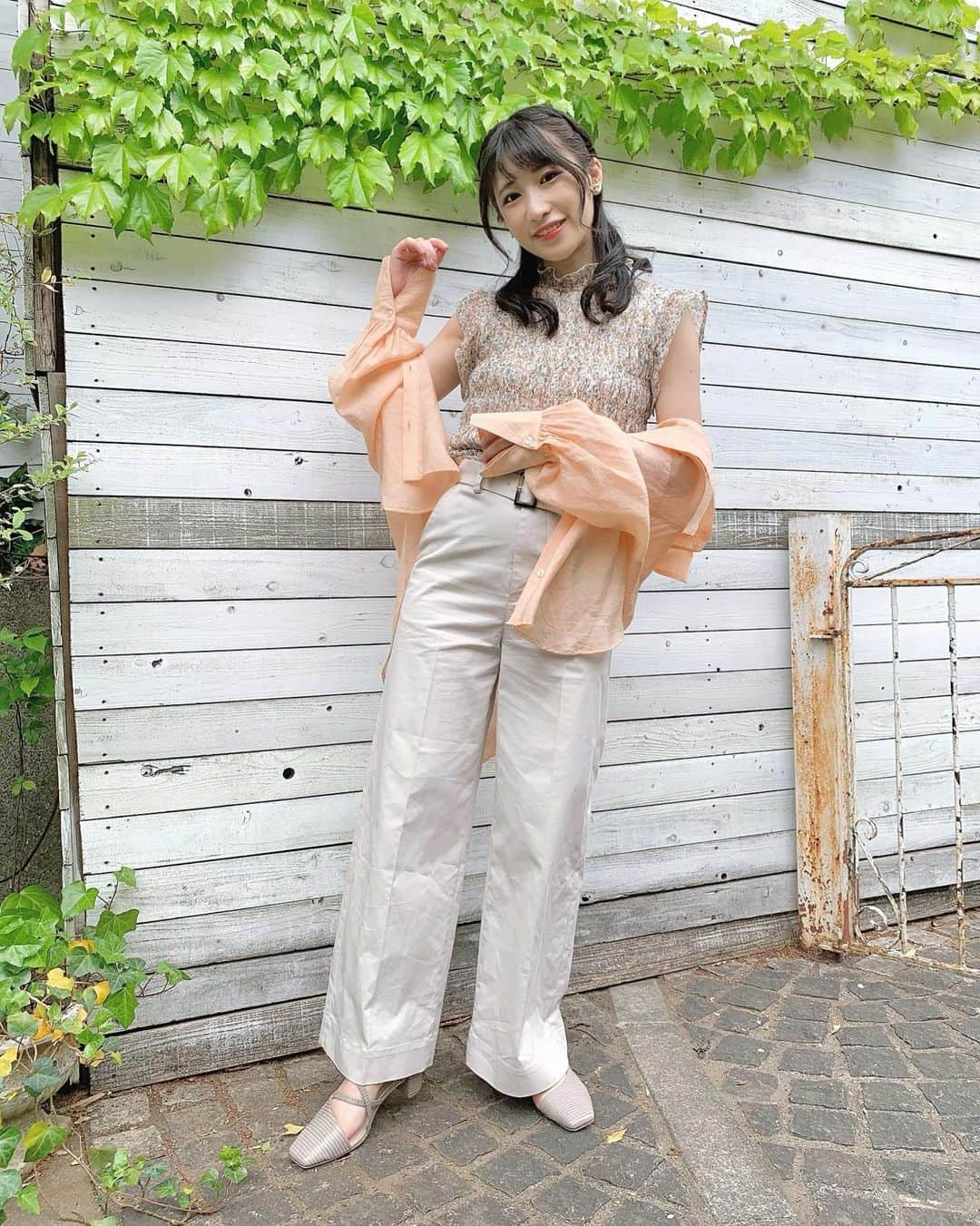 加藤一華さんのインスタグラム写真 - (加藤一華Instagram)「. 珍しめのパンツルック👖💫  私は低身長なのと、体のバランス的に 上半身に目がいくような形や色を持ってきて ボトムスはなるべくシンプルなものを ハイウエストで着るようにしてます！  ☝️どの服着る時も大体これは意識してる。  私みたいに下半身がっしりさんの参考になれば🙇‍♀️  シアーシャツをすとんと落とすのが 今っぽくてお気に入り(ﾟωﾟ)💖  全身 dazzlin 😚🍊🧡  ✨ 衣装提供 dazzlin ✨ 〈 @dazzlin_official 〉  #ootd #dazzlin #fashion #153cmコーデ  #低身長コーデ #夏コーデ #シアーシャツ #ミュークルみっくす #MV #ミュークルドリーミー #いちなる #ダイスキセカイ」7月14日 21時57分 - ichika_kato