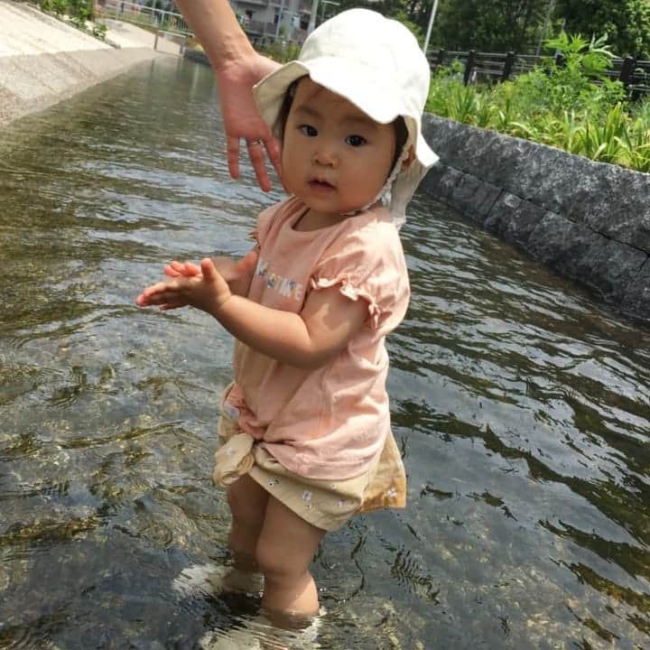 二條満月のインスタグラム：「週末暑かったから、近所のジャブジャブデビューしてきました✨ パパもママもサンダルで一緒に水遊び出来て、楽しかった〜♡  #1歳 #1月生まれ #女の子ベビー #女の子ママ #成長記録 #公園散歩 #公園フォト #水遊び #ジャブジャブ池 #夏の思い出 #赤ちゃんのいる暮らし #赤ちゃんのいる生活 #新米ママ #スマイル育児 #ままのて #ベビフル #かわあか #ミキハウス笑顔カウンター #ゼクシィBaby」