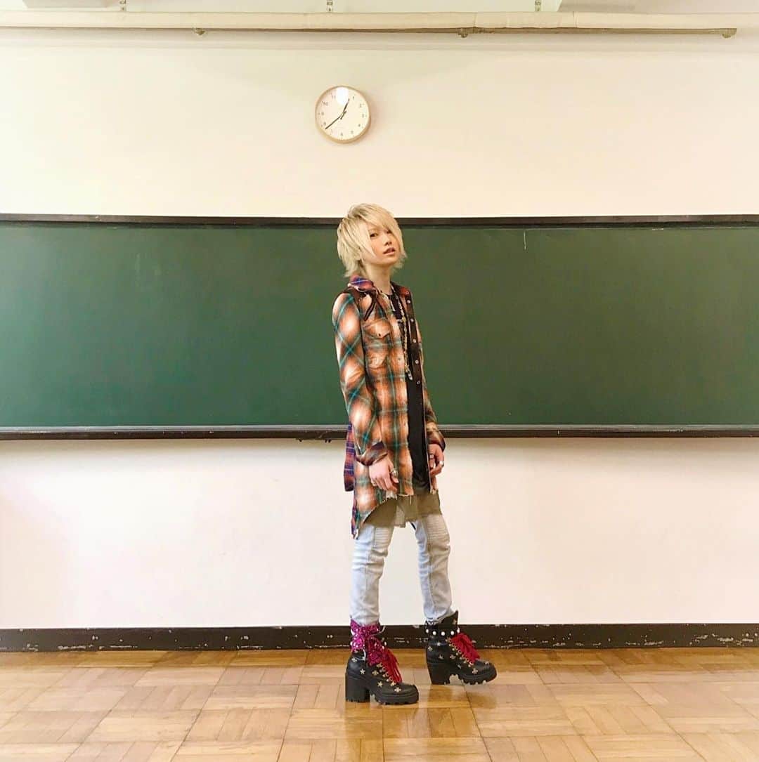 マシロンケーキのインスタグラム：「. 覇王THEいます！(？) キャバ嬢とホストの合コン動画を先日前編後編YouTubeに投稿しておきました🙏 知り合いのいちきら社長のお店ということで店内無理やり改造したりしました(迷惑) なんかぷりんちゃん人気がすごい感じになってますね(苦笑) 皆さんお世話になりました！ みてくれた人もありがとう🙏 . え？なんで岡山の動画と関係ない画像かって？ それはカメラマンと2人のゲイ写真しかフォルダになかったからです(マジ泣き) . この写真はInstagramに載せてなかったですね。 教室でイキってる反町隆史似の人です。 この日はカメラマンと机とイスを高校ぶりに運びまくり異常に疲れました(途中から汗出てきて終始真顔) もう3年前かな。 時間経つの早いし儚い🙏 3年前もみてくれてた人も新しくみてくれた人もよろしくお願いします😆🙌 . この時くらいに髪切ろうかな🙌✨」