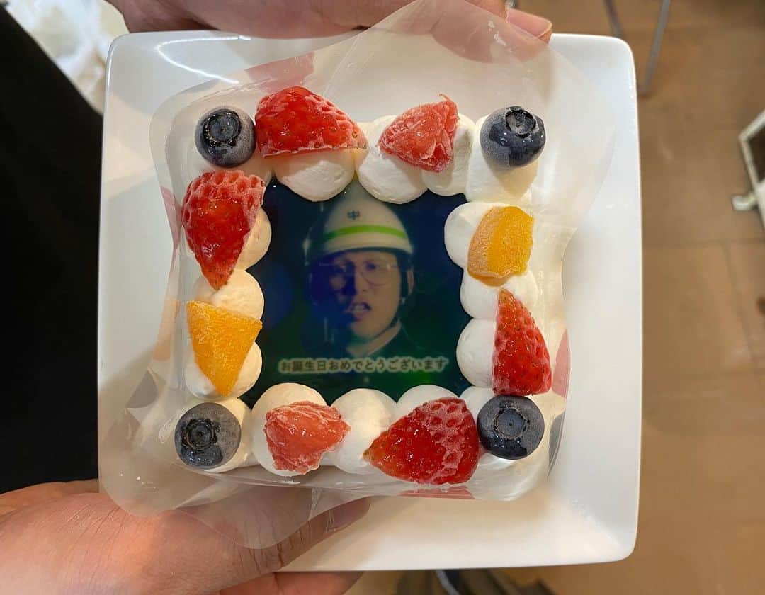 じろうさんのインスタグラム写真 - (じろうInstagram)「ずっと一緒にシソンヌライブをやってきたスタッフみんなからこんなクレイジーなケーキを頂きました。 野村くんケーキ。 ありがとうございました。 これからもよろしくお願いします。」7月14日 22時18分 - sissonne_jiro