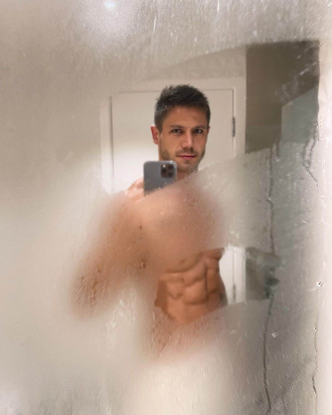 Jonas Sulzbachさんのインスタグラム写真 - (Jonas SulzbachInstagram)「Passam a mão no espelho depois do banho? 🚿 haha」7月14日 22時36分 - jonassulzbach