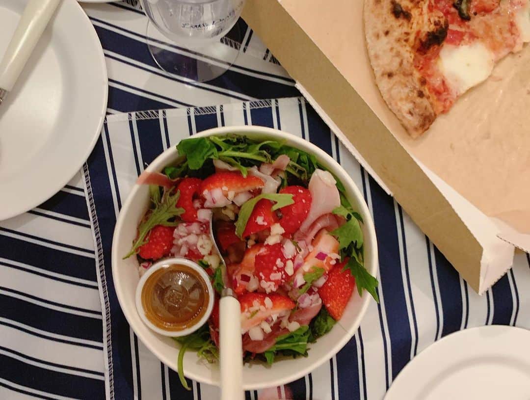 安田美沙子さんのインスタグラム写真 - (安田美沙子Instagram)「いつかのおうちピクニック🤍  可愛いピクニックセットを頂いたので、ピザとおされなサラダを注文して、広げてみました☺️✨  はんなも嬉しそう🐶 少しの工夫で、いつもと違うごはんになりました⭐️  YouTube  「安田美沙子です。」 辛いのが好きなので、激辛シリーズ第2段をやりました🌶 最近は、家でも辛いものを欲してます✨  ぜひ見てね✨プロフィールから飛べまーす🤍  #picnic #lunch #takeout  #pizza #salada @littledarling_coffeeroasters  @privspoonsclub  #thanks」7月14日 22時36分 - yasuda_misako