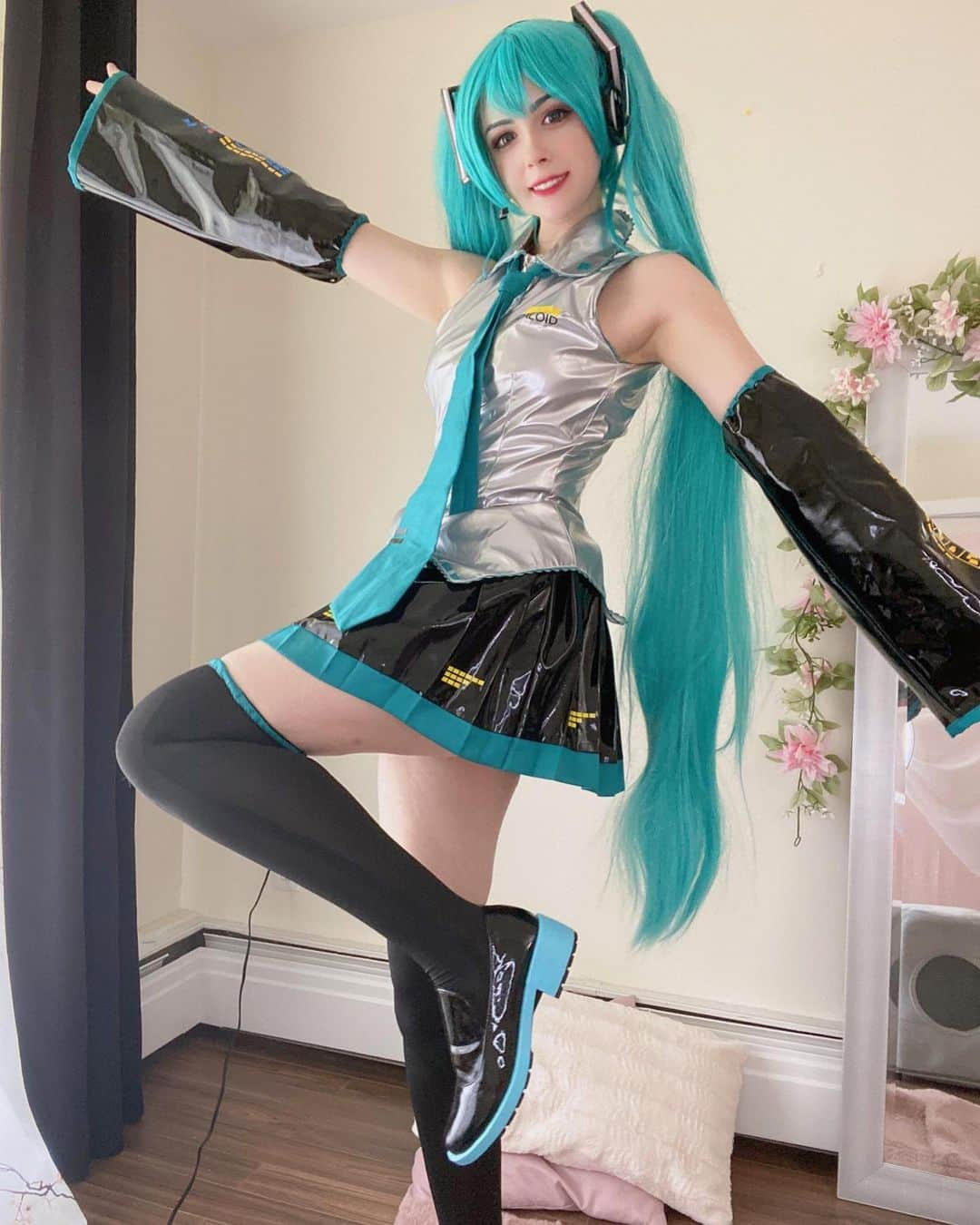 Hirari Ann（ヒラリー アン）さんのインスタグラム写真 - (Hirari Ann（ヒラリー アン）Instagram)「Full miku flex 😎  Finally I have a new miku cosplay, there are LEDs and everything. 🥰」7月15日 0時38分 - hirariann