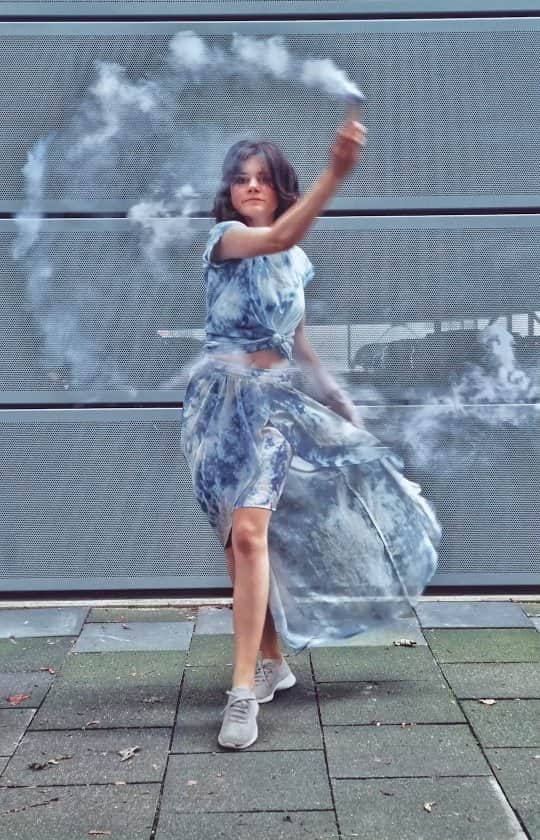 Joyce Ilgのインスタグラム：「*Werbung 📷 Heute gibt's ein kleines Foto Tutorial, um den richtigen Moment einzufangen, wenn viel Bewegung im Bild ist. Ich habe vor Längerem schon mal Fotos mit einer Rauchpatrone versucht und hier seht ihr das Ergebnis mit einer Foto Cam vs. mit der 8k Videosnap Funktion meines #GalaxyS21ultra Smartphones von @samsunggermany. Viel Spaß!  #withGalaxy #TeamGalaxy #fototutorial #tutorial #Momentaufnahmen #moments #smoke #diy」