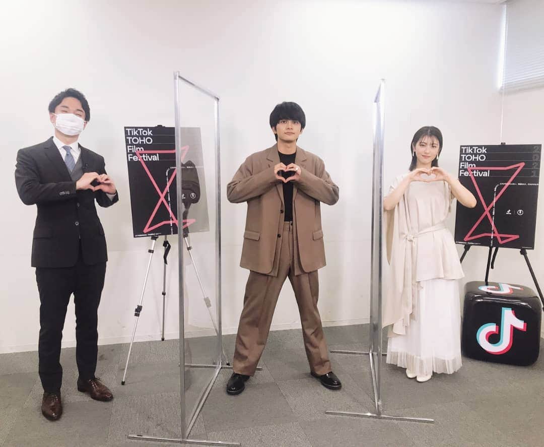 TBS「はやドキ！」のインスタグラム：「「TikTok TOHO Film Festival 2021」授賞式に登場した、北村匠海さん、浜辺美波さんを直撃🎤  お互い人見知りで、初めて共演した際はあまり話さなかったというお二人でしたが、共演を重ねて自然と打ち解けたそうです✨  北村さんが思う、浜辺さんの変わっている点は、「ちゃんと食べな」と心配しながらスルメを渡してくるところ🎁  北村さんいわく、"食を心配するならご飯ものが欲しかった"とのことでしたが、 浜辺さんは"自分自身スルメが大好きだから喜んでもらえると思った"そうです😆  北村さん、浜辺さん、ありがとうございました！  渡部  #北村匠海 さん #浜辺美波 さん #直撃🎤 #渡部峻 #アナウンサー #はやドキ #tbs」