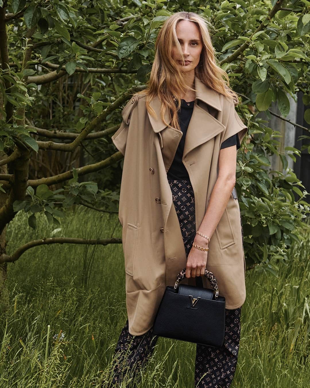 のインスタグラム：「Modern touches. Several of #LouisVuitton’s latest Capucines bags feature precisely crafted scrunchie-like handles. Explore the campaign with Lauren Santo Domingo via link in bio. @thelsd #LVCapucines」