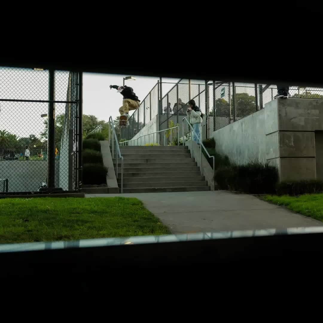 ニクソンのインスタグラム：「A quick smith, sounds like a smoothie and @ZionWright makes it look like one, too.  #Nixon @ZionWright」