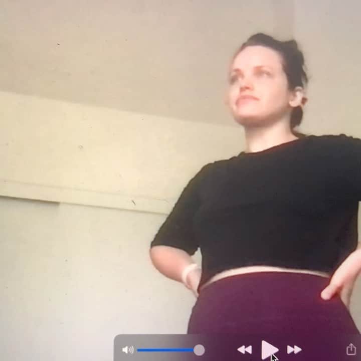 リンジー・ピアースのインスタグラム：「Studying yesterday’s vocal lesson and caught this and I can’t stop laughing. I love my vocal coach okay bye 😂😂 #shesasoprano   (This is no shade to any vocal type! 🙏🏻💛)」