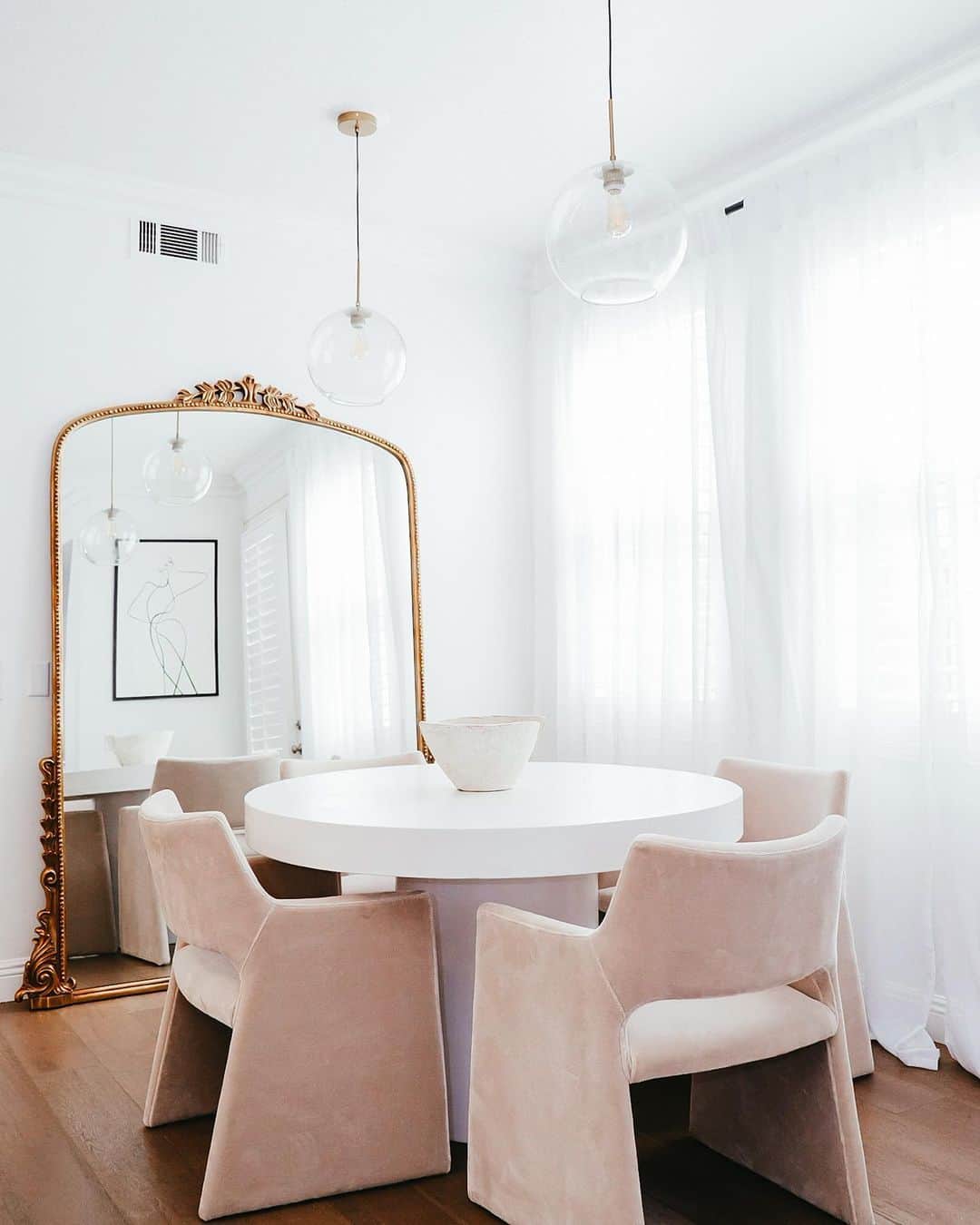 サラ・ステージのインスタグラム：「Dining Area is finally done 🙌🏼 You want to see more home stuff? Be honest!  Dining table: @kathykuohome  Design: @sos_interiors_  Art: @peytil  Photo: @avovision」