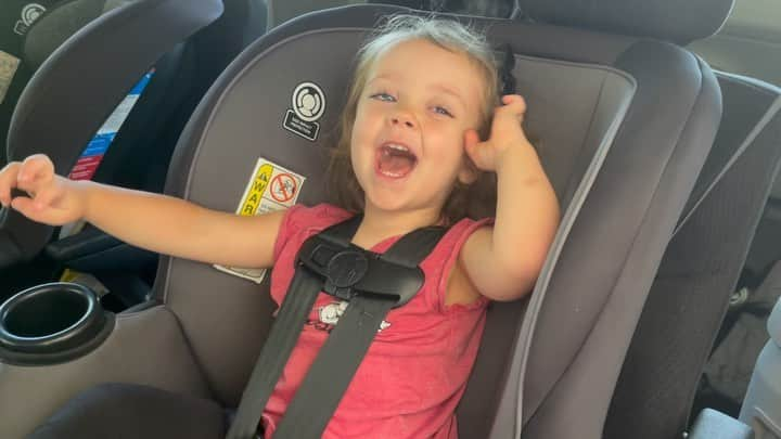 ジェッサ・ダガーのインスタグラム：「When you take the 2-year-old on a lunch date… 🤍 Click the link in my bio to see the food, the fun, and the conversation with Ivy Jane! 😁😍」