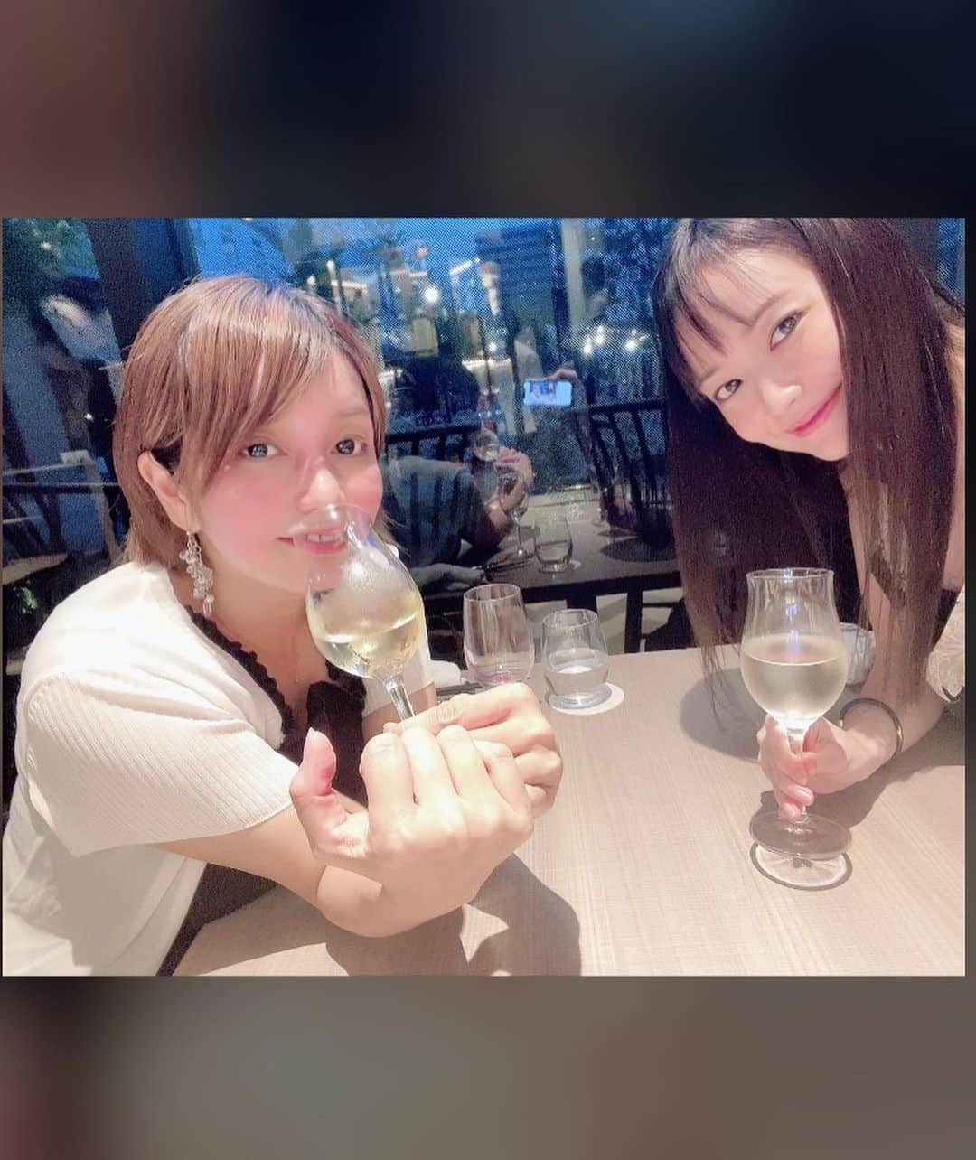 吉山りささんのインスタグラム写真 - (吉山りさInstagram)「🍽  7月16日オープンの  『アンサー』さんのレセプションパーティにご招待して頂きました🍴💕  門前仲町のチェルディさんと同じグループで大好きなお店💋  流山おおたかの森駅すぐ🚉 接客も店内も素敵✨ （上に立つ方がキチンと教育してるんだろうなぁ〜👏🏼）   鮮魚以上に 働いてるGIRLSがフレッシュで可愛くて 娘より年下と言うね😂  勝手にママ気分だわ😎💕  そしてそして アンサーさんも安定の美味しさ💗💗💗  飲み物注文してないのに 『🍾ですよね〜🥂✴︎ 』  って覚えていてくれる所が最高😍✨（笑）  ①泡で始まり泡で終えたデザート🥂  ②③スペシャルコース料理とメニュー🍽  ④メインのロッシーサンドは牛ヒレ肉と贅沢なフォアグラと😍💕  ⑤えりちゃんとLOVEショ📸🥂👯‍♀️💓  ⑥世界一美味しい大根とトリュフ😍😍😍 もうね10皿食べたい😋 ソースをバケット🥖につけて食べるのも最高でオカワリしたもん💋  ⑦大きなワインセラーがあって ワインリストが分かりやすくこんな感じになってるの🍷探してたらGIRLSが一緒に見つけてくれた☺️💕ありがと〜  ⑧身長2m！？のアンサー店長🕺🏼 門仲チェルディの時からありがとうございます✨  ⑨お店の外観🍽 駅から近すぎて通りこした〜😂  ⑩トリュフエキスわくわく注入動画💉ヾ(*´∀｀*)ﾉｷｬｯｷｬ  お近くの方も お近くじゃない方も  是非アンサーさんへ💕  混む予感しかない👯‍♀️🍴  1時間680円で世界のワインが飲み放題🍷   伊藤さん、 店長、アンサーの皆様 ご馳走様でした🙇🏻‍♀️💕  飲んで食べて飲んで飲んで〜🍽🥂🍷✨💕 あ〜美味しかった💗  @ancer_0715   #アンサー  #ancer  #流山おおたかの森  #流山おおたかの森グルメ  #インスタグルメ  #japan  #つくばエクスプレス  #駅近  #接客フェチ  #接客  #ワイン女子  #スパークリングワイン  #🍾 #🥂 #sparklingwine  #wine  #ガールズトーク #japanese  #テラス #サクラテラス    #吉山りさ #モデル  #アラフォー  #グルメスタグラム  #グルメ女子  #お酒好き女子 #千葉グルメ #女子会 #飲み放題」7月15日 6時08分 - oreorerisa