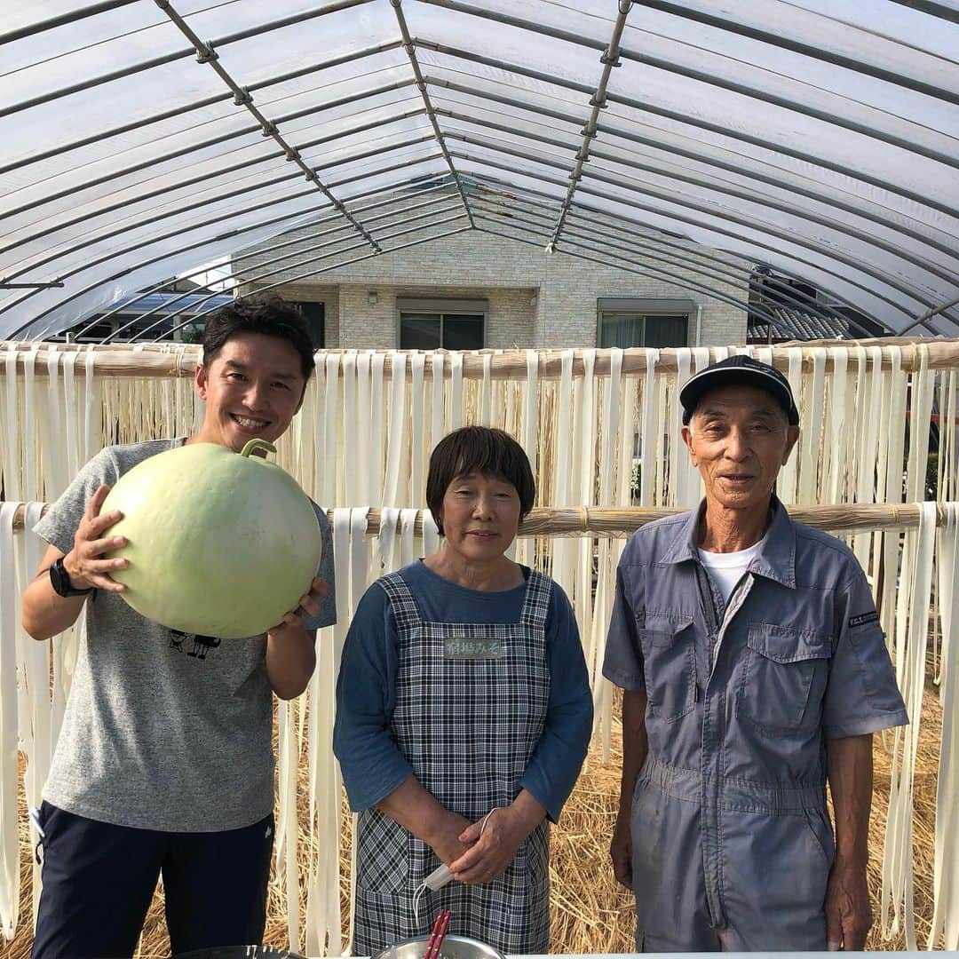 山中真さんのインスタグラム写真 - (山中真Instagram)「そして今日は滋賀県甲賀市から 今が生産最盛期のかんぴょう中継！  かんぴょうってそもそも なにから作られるのか、 どう作られるのか、 ぜーんぜん知らなかった僕は 全部が新鮮でした！  全部知ってたかのように リポートしましたが😙  大きなユウガオの実も 職人技の剥き方も 手間のかかる天日干しも 全てがびっくり。  何より1番の驚きは 干したてかんぴょうの やわらかく甘いこと！  #mbs #よんチャンtv  #なんで中継　#山ちゃん中継 #かんぴょう　#谷口さん夫妻」7月15日 17時25分 - makorine1120