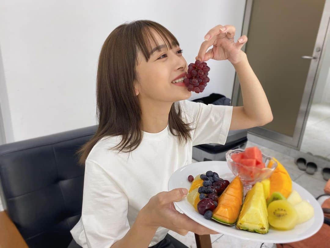 近藤千尋のインスタグラム：「🍇🍍🍎🍈🍉 現場で、フルーツの差し入れ頂いて うほうほ♥️♥️💪🏻 くまモンの苺大福も おいしゅうございました🍓🐻  さて！お迎え行ってきます💨 今日のご飯は娘のリクエスト、 焼きそばにしました❗️笑 娘よ、ありがとう❗️笑 みんなの夕飯教えてちょ❣️  明日はラヴィットみーてーね🌼🐰📺」