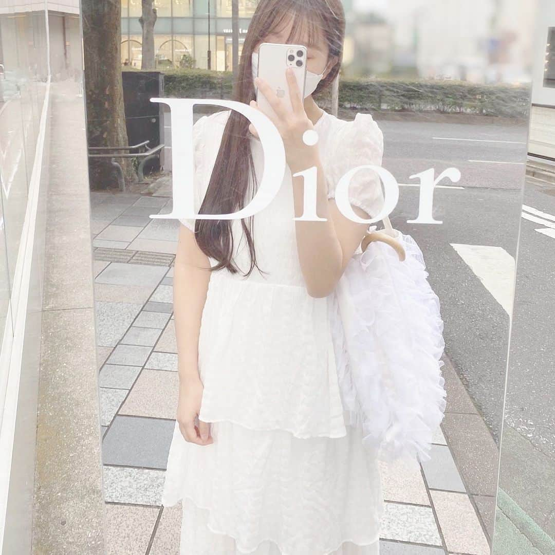 月森世菜さんのインスタグラム写真 - (月森世菜Instagram)「all white fashion🤍🕊  このワンピ着やすくて よく着ています♡  スカートが3段になっていて 可愛い🤍🤍🤍  DM🙅‍♀️質問は最新の投稿の コメントにお願いします🤍  ┈┈┈┈┈┈┈┈┈┈┈┈┈┈┈┈┈┈┈ せいなです♡ 白系統の女子力アップのことに ついて投稿しているので フォローして頂けると嬉しいです🥛  @seina.tsukimori   白系統のお写真に タグ付けして下さると見に行きます♡  ファンネーム・マーク → せいらー・🤍🕊  ┈┈┈┈┈┈┈┈┈┈┈┈┈┈┈┈┈┈┈  #zara #zarawomen #zaragirl #ザラ #ザラジョ #ザラコーデ #niceclaup #ナイスクラップ #whitelove #white #whitedress #ホワイトコーデ #オールホワイト #白系統 #diormakeup #ディオールコスメ #プチプラコーデ #dior #ディオール #夏コーデ #白t #パールホワイト #ootd #淡色女子 #淡色コーデ #オシャレさんと繋がりたい #フレンチガーリー #ヴィンテージファッション #古着女子 #frenchgirly」7月15日 18時00分 - seina.tsukimori