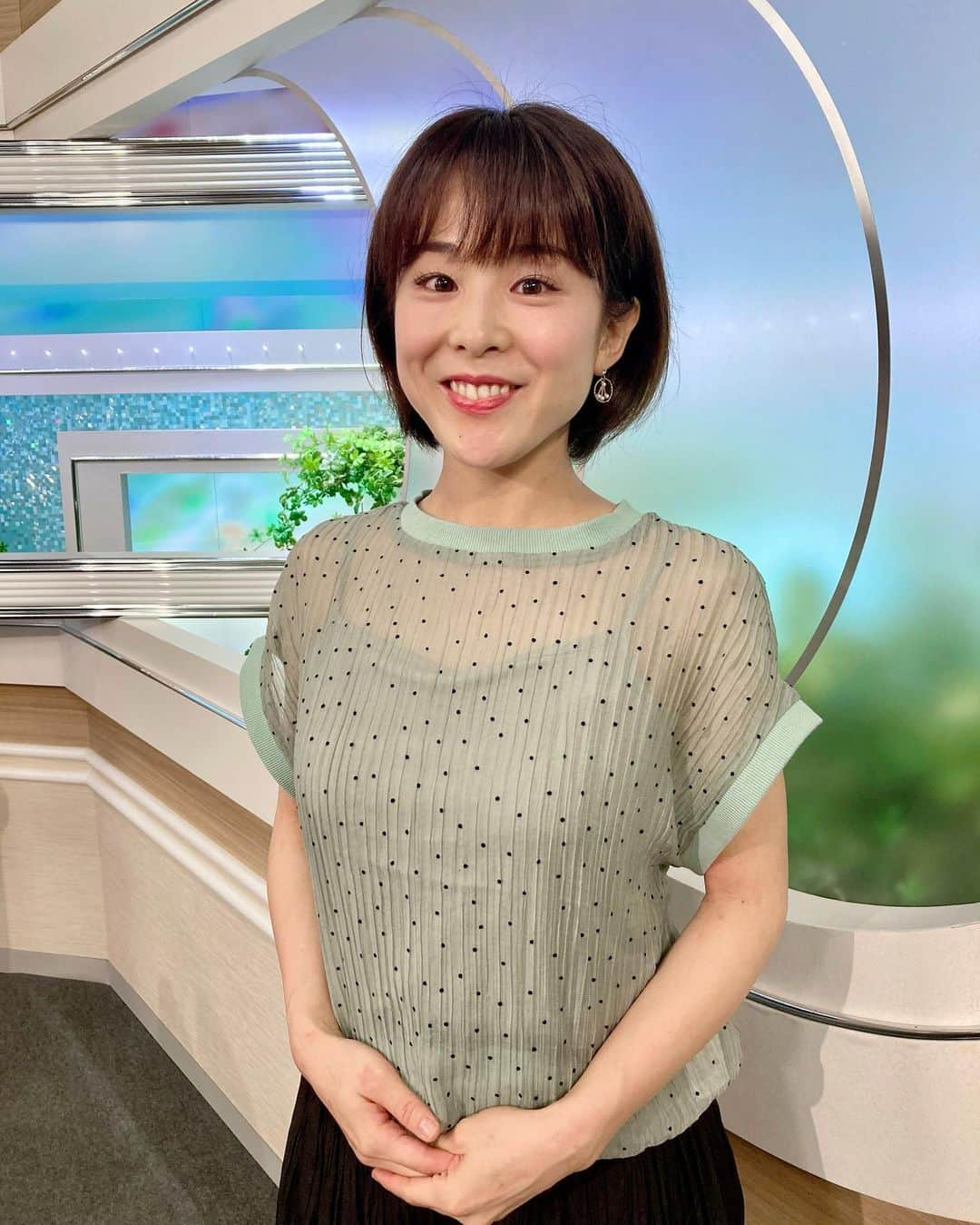 阿部真澄さんのインスタグラム写真 - (阿部真澄Instagram)「.  「newsチバ」 今週は月曜と水曜を担当しました！  生放送の緊張からか 毎回放送が終わったあとは顔がテッカテカの汗だくです💦  1枚目のトップスのリブニットはスーツのAOKIさんから衣装提供いただきました スーツのインナーにもカジュアルなパンツスタイルでも良さそうですね！ @aoki_official2016   2枚目の衣装はENNEAのトップスです @whitecollection_official  涼しげで夏らしくて素敵  関東も梅雨明け間近のようですね！ 来週もよろしくお願いします☺️  #アナウンサー#フリーアナウンサー#ナレーター#司会#司会者#キャスター#チバテレ#千葉テレビ#チバテレビ#newsチバ#千葉県#阿部真澄」7月15日 17時57分 - abe_masumi