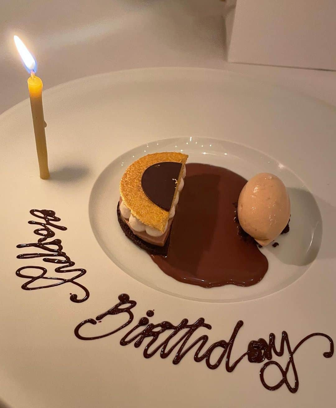 市原彩花さんのインスタグラム写真 - (市原彩花Instagram)「ODETTE🍷 It’s a Michelin 3stars French restaurant in the national gallery🖼 @odetterestaurant   今年の誕生日ディナーもオデット☺️ アジアNo.1も獲得した、ミシュラン3つ星のフレンチレストラン🍽 美術館の中にあるんだよ✨ 今回もピジョンの美味しさに感動🥺  お店の方が、去年もお誕生日に来てくれたよねって、同じ席に案内してくれた☺️ 優雅な時間でした☺️  #odette#frenchrestaurant#michelin3stars#michelinstar#singapore#singapore_insta#オデット#フレンチレストラン#ミシュラン3つ星#シンガポールグルメ」7月15日 18時02分 - ayaka_ichihara