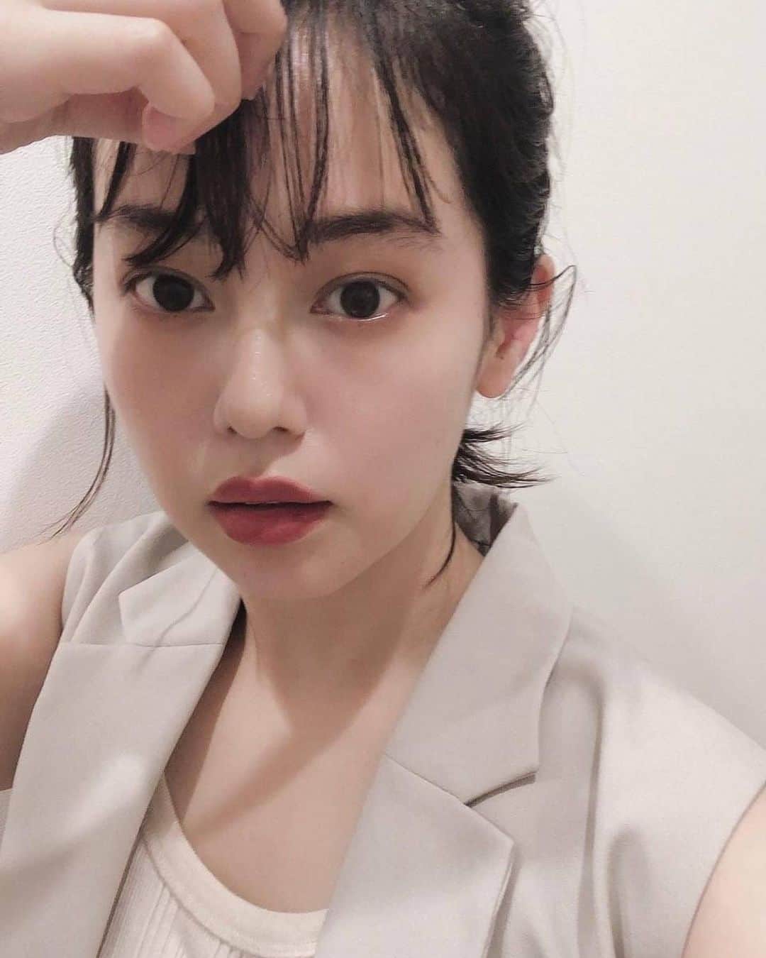青柳文子さんのインスタグラム写真 - (青柳文子Instagram)「前に載せた エリクシールのスポットクリアセラム WT（医薬部外品） @elixir_official_shiseido もう発売しまして、使ってみた人おりますか？  最初私は肌をだんだん慣らしていって、今は毎晩使って、一本使い切りそうで、2本目に突入するところです。 私は写真3枚目くらいの量を（伸びが良いのでこれくらいで足りる）顔全体に塗っています。  結構とろっとしたテクスチャーです。 透明感や明るさは出てきたと思う。 シミ、前はそんなに気にしてなかったけどサロンなどで診てもらったら、ほくろかと思ってたらシミだったってのがけっこうあって、これ以上増やさないようにしよう〜と思ったよ。。 これを使えば絶対消える！というわけではないけど、予防をコツコツすることで違いが出ると思うのでせっせとケアします💨  #エリクシール #タイアップ #美白美容液 #増え続けるシミ #スポットクリアセラム」7月15日 18時04分 - aoyagifumiko