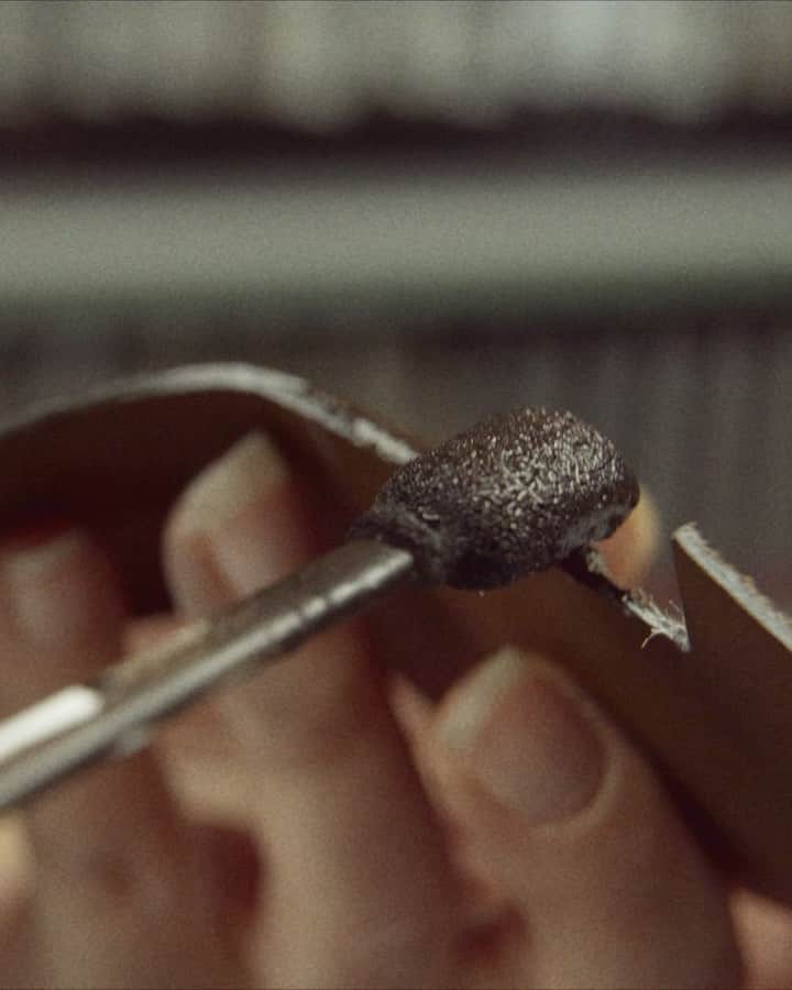 のインスタグラム：「Le plateau du Mocassin 180 se termine en feuille enroulée, entièrement faite de cuir, dans sa version Haute-Couture. __ Leaf on Loafer. #JMWeston #KnowHow #HauteCouture」