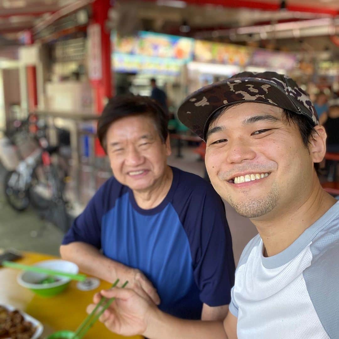 ジブリおじさんのインスタグラム：「Had an amazing food hunt at Zion Riverside Food Centre with my friend Jimmy! It was my first time visiting here and I am so happy to try so many local delicacies and meet friendly hawkers.  The popular char kway teow was so sticky, flavourful and had intense wok hey! I also got to try kway chap, pig organ soup, prawn mee and fresh juices.  It’s always great to try delicious hawker food and meet friendly locals. Must visit if you’re around the area!  シンガポールの有名ホーカーズ、ジオン・リバーサイド、フードセンターに初めて行ってきました！川沿いにある素晴らしい立地のホーカーズで、小規模ながらも有名店揃い。 いろんな美味しいグルメを食べたのですが、一番記憶に残ってるのは屋台主さんの笑顔。みんなめちゃくちゃフレンドリー！動画も撮りましたので、是非お楽しみに。  #hawkerfood #hawkerfoodsg #zionriversidefoodcentre #singapore #singaporefood #singaporefoodie #シンガポール #ホーカーズ #ホーカー #屋台」