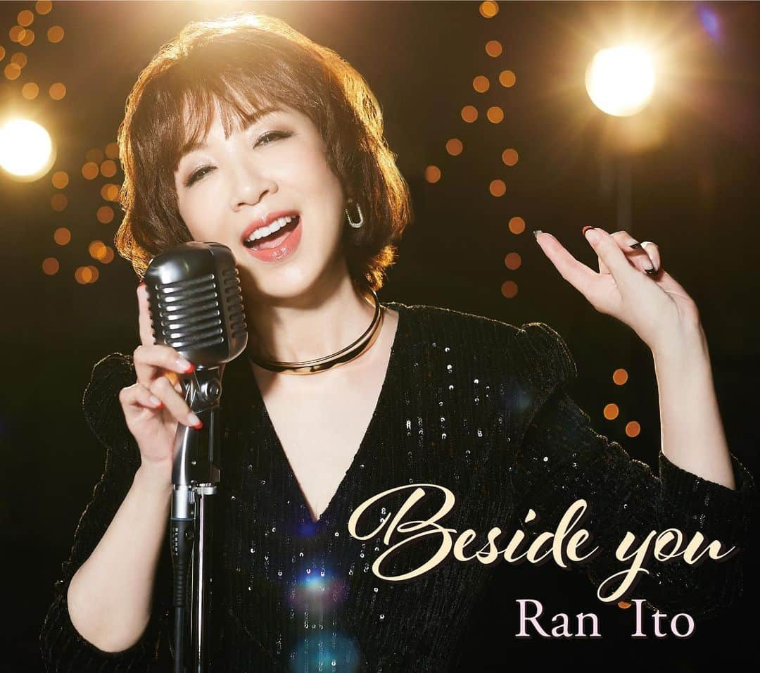 伊藤蘭さんのインスタグラム写真 - (伊藤蘭Instagram)「📀 9月1日発売の セカンド・アルバム 『Beside you』の アートワークが公開されました！ 前作のオーガニックな イメージとは対照的に 夜のライブステージを舞台に 撮影されました。   「撮影は、実際の コンサートホールで行われました。 ステージに立つ為に 欠かせない物を ひとつひとつ確かめながら、 何より大切な観客の方達を 思い描きながらの撮影は、 とても楽しい事でした。 音楽に包まれる事の喜びや 幸せを伝えられたら嬉しいです」   ◆こちらは 初回限定盤【CD(通常盤)&Blu-ray。 初回限定盤にはBlu-rayが付いています‼️】 上記が入っている三方背スリーブケースの ビジュアルです。   詳しくは ソニー・ミュージックダイレクトさんの 伊藤蘭スペシャル・サイトでご覧ください。(予約受付中！) ⁡ 【otonano 伊藤蘭スペシャルページ】 http://www.110107.com/ran_ito (このInstagramのプロフィールに URL貼ってあります！)   #伊藤蘭 #セカンドアルバム #Besideyou #ビサイドユー #9月1日発売 #ソニーミュージックダイレクト #アートワーク本日公開 #デザイナー #平澤一成 さん #カメラマン #角田修一 さん @shuichitsunoda_works #ヘアメイク #西山舞 さん @nishiyama110 #スタイリスト #野田晶 さん @akira_noda_official #有難うございました #是非お手元に 📀✨ #これを聴いてからコンサートにもね ♫ #コンサートツアー2021 #BesideyouandfunfunCandies #ビサイドユウアンドファンファンキャンディーズ #大阪9月20日 #フェスティバルホール #東京10月28日29日 #中野サンプラザ  #ご来場お待ちしてます🎤 #宜しくお願い致します❣️」7月15日 10時00分 - ranito_official