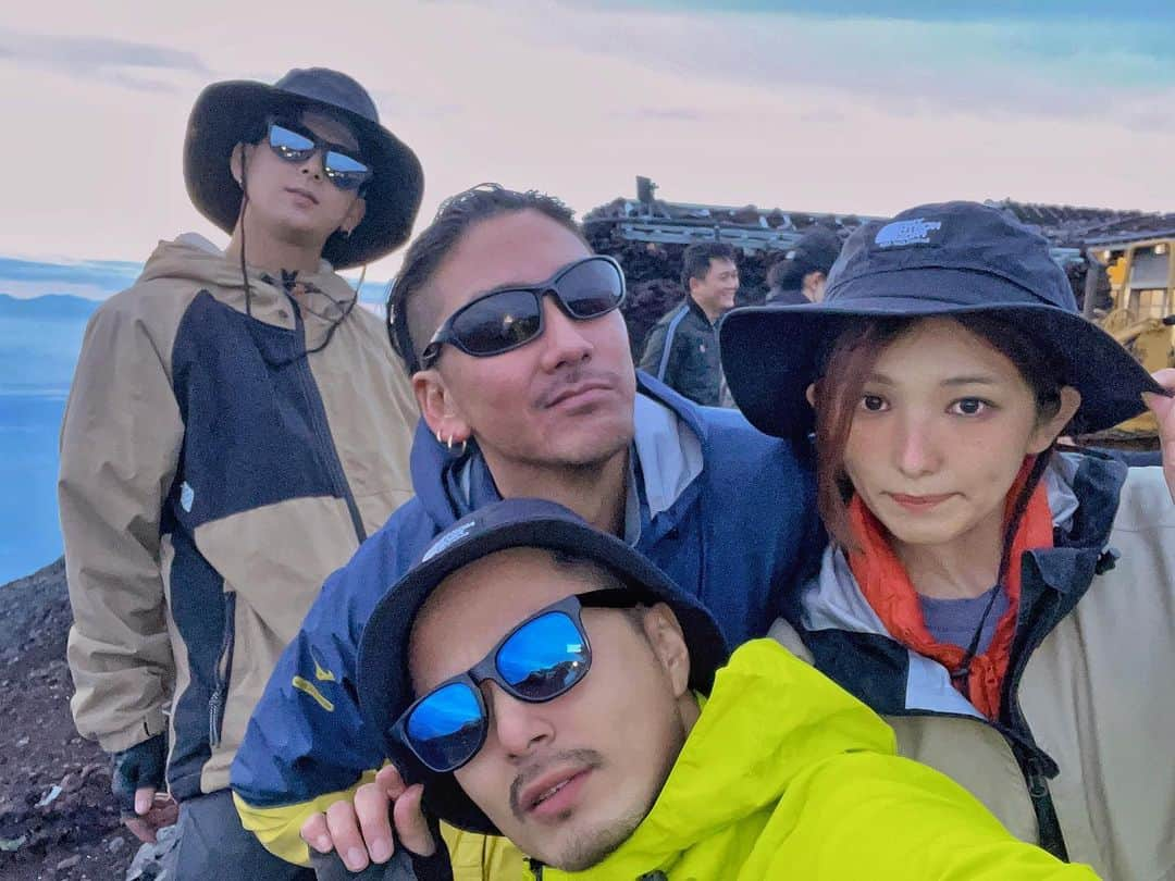 小出翔太さんのインスタグラム写真 - (小出翔太Instagram)「仲間✖︎富士山✖︎メンバー  このメンバーで登れて本当に良かったと思ふ  最高の仲間、みんな顔が疲労困憊  #富士山#山登り#レインコート#御来光#疲れきった天使達#登る価値あり#メンバー#仲間#ありがとう#登頂#てっぺん#愛知#名古屋#飲食店#飲食経営#誰かの為に#テーマ#景色#風景#変顔#登る事に意味がある#チームワーク#自分の事は後回しに考える事を教える#声かけの大事さ#成長#鉄板しるべ#しるべ」7月15日 10時06分 - aichiken3