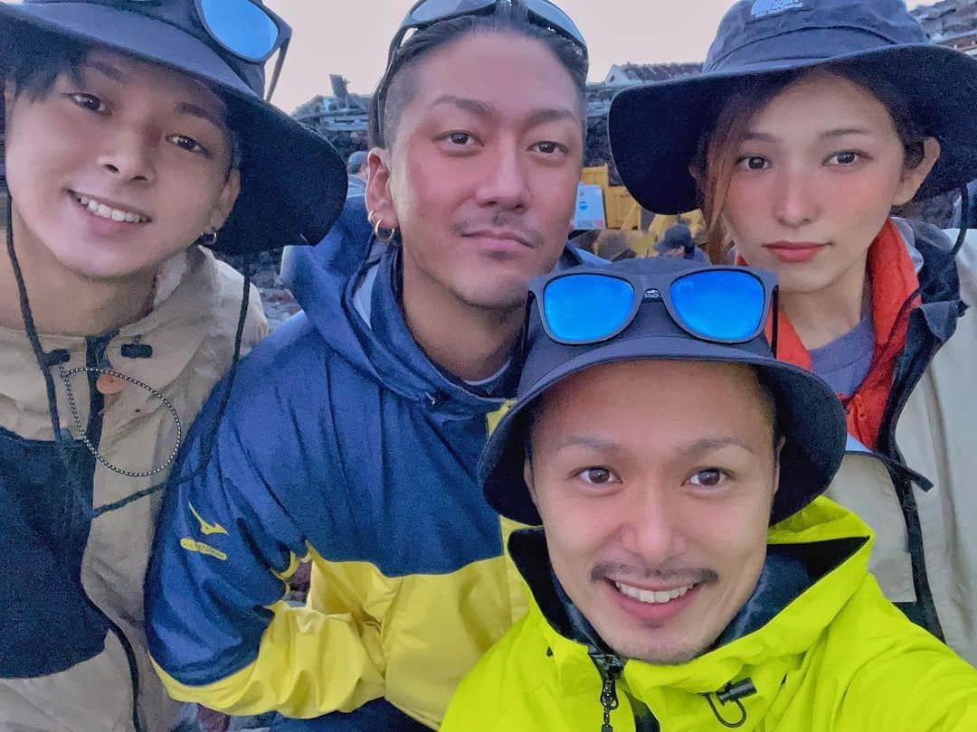 小出翔太さんのインスタグラム写真 - (小出翔太Instagram)「仲間✖︎富士山✖︎メンバー  このメンバーで登れて本当に良かったと思ふ  最高の仲間、みんな顔が疲労困憊  #富士山#山登り#レインコート#御来光#疲れきった天使達#登る価値あり#メンバー#仲間#ありがとう#登頂#てっぺん#愛知#名古屋#飲食店#飲食経営#誰かの為に#テーマ#景色#風景#変顔#登る事に意味がある#チームワーク#自分の事は後回しに考える事を教える#声かけの大事さ#成長#鉄板しるべ#しるべ」7月15日 10時06分 - aichiken3