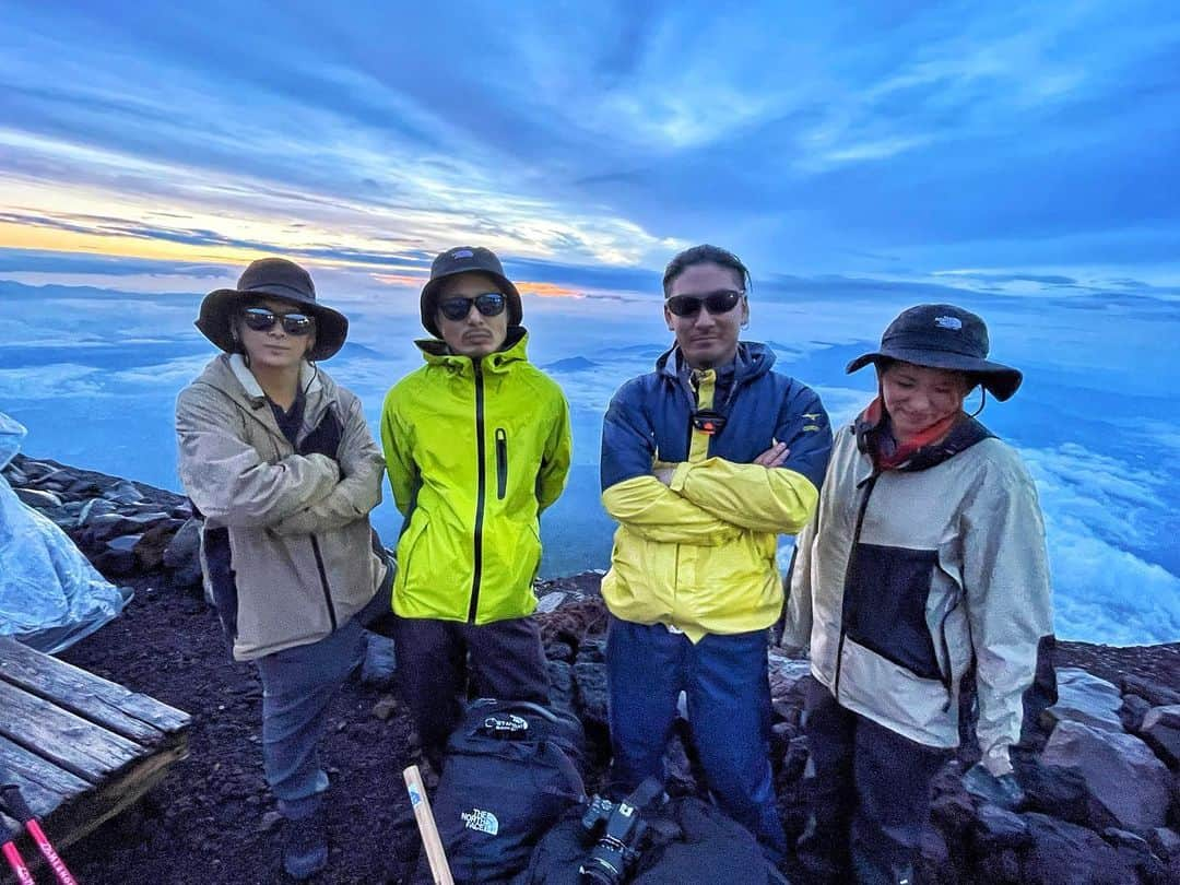 小出翔太さんのインスタグラム写真 - (小出翔太Instagram)「仲間✖︎富士山✖︎メンバー  このメンバーで登れて本当に良かったと思ふ  最高の仲間、みんな顔が疲労困憊  #富士山#山登り#レインコート#御来光#疲れきった天使達#登る価値あり#メンバー#仲間#ありがとう#登頂#てっぺん#愛知#名古屋#飲食店#飲食経営#誰かの為に#テーマ#景色#風景#変顔#登る事に意味がある#チームワーク#自分の事は後回しに考える事を教える#声かけの大事さ#成長#鉄板しるべ#しるべ」7月15日 10時06分 - aichiken3