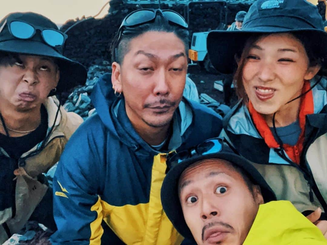 小出翔太さんのインスタグラム写真 - (小出翔太Instagram)「仲間✖︎富士山✖︎メンバー  このメンバーで登れて本当に良かったと思ふ  最高の仲間、みんな顔が疲労困憊  #富士山#山登り#レインコート#御来光#疲れきった天使達#登る価値あり#メンバー#仲間#ありがとう#登頂#てっぺん#愛知#名古屋#飲食店#飲食経営#誰かの為に#テーマ#景色#風景#変顔#登る事に意味がある#チームワーク#自分の事は後回しに考える事を教える#声かけの大事さ#成長#鉄板しるべ#しるべ」7月15日 10時06分 - aichiken3