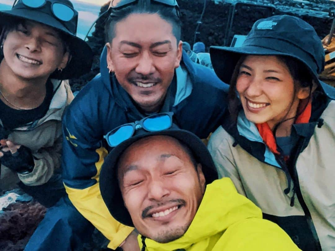 小出翔太さんのインスタグラム写真 - (小出翔太Instagram)「仲間✖︎富士山✖︎メンバー  このメンバーで登れて本当に良かったと思ふ  最高の仲間、みんな顔が疲労困憊  #富士山#山登り#レインコート#御来光#疲れきった天使達#登る価値あり#メンバー#仲間#ありがとう#登頂#てっぺん#愛知#名古屋#飲食店#飲食経営#誰かの為に#テーマ#景色#風景#変顔#登る事に意味がある#チームワーク#自分の事は後回しに考える事を教える#声かけの大事さ#成長#鉄板しるべ#しるべ」7月15日 10時06分 - aichiken3